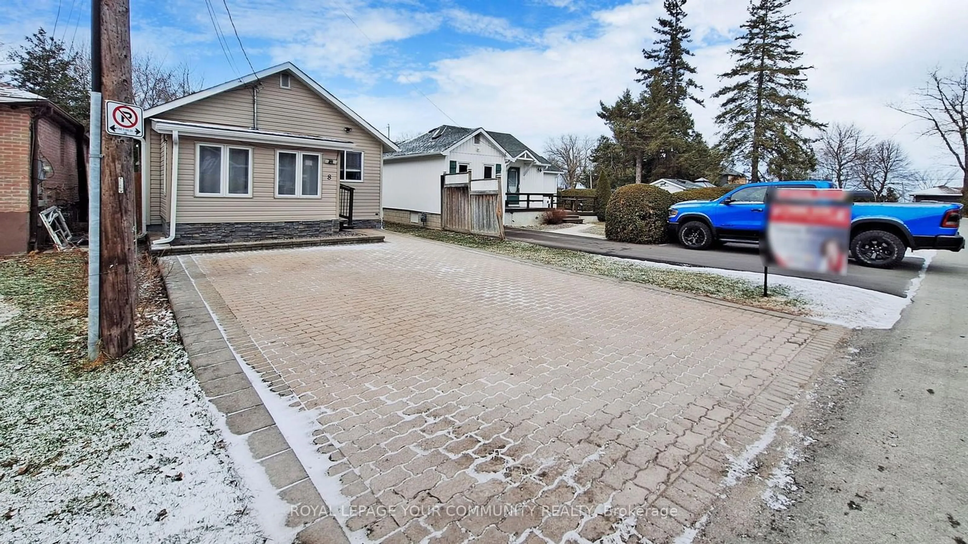 Patio, street for 8 Hardwood Dr, Georgina Ontario L0E 1L0