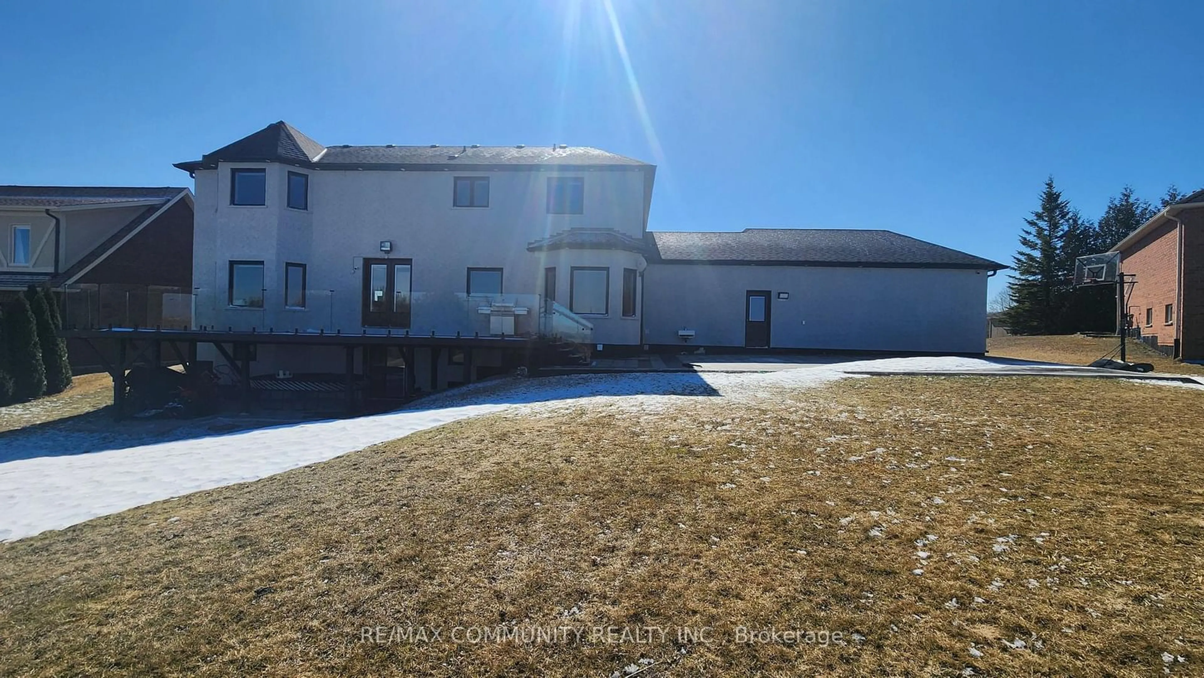A pic from outside/outdoor area/front of a property/back of a property/a pic from drone, building for 12 Deer Ridge Rd, Uxbridge Ontario L0C 1A0