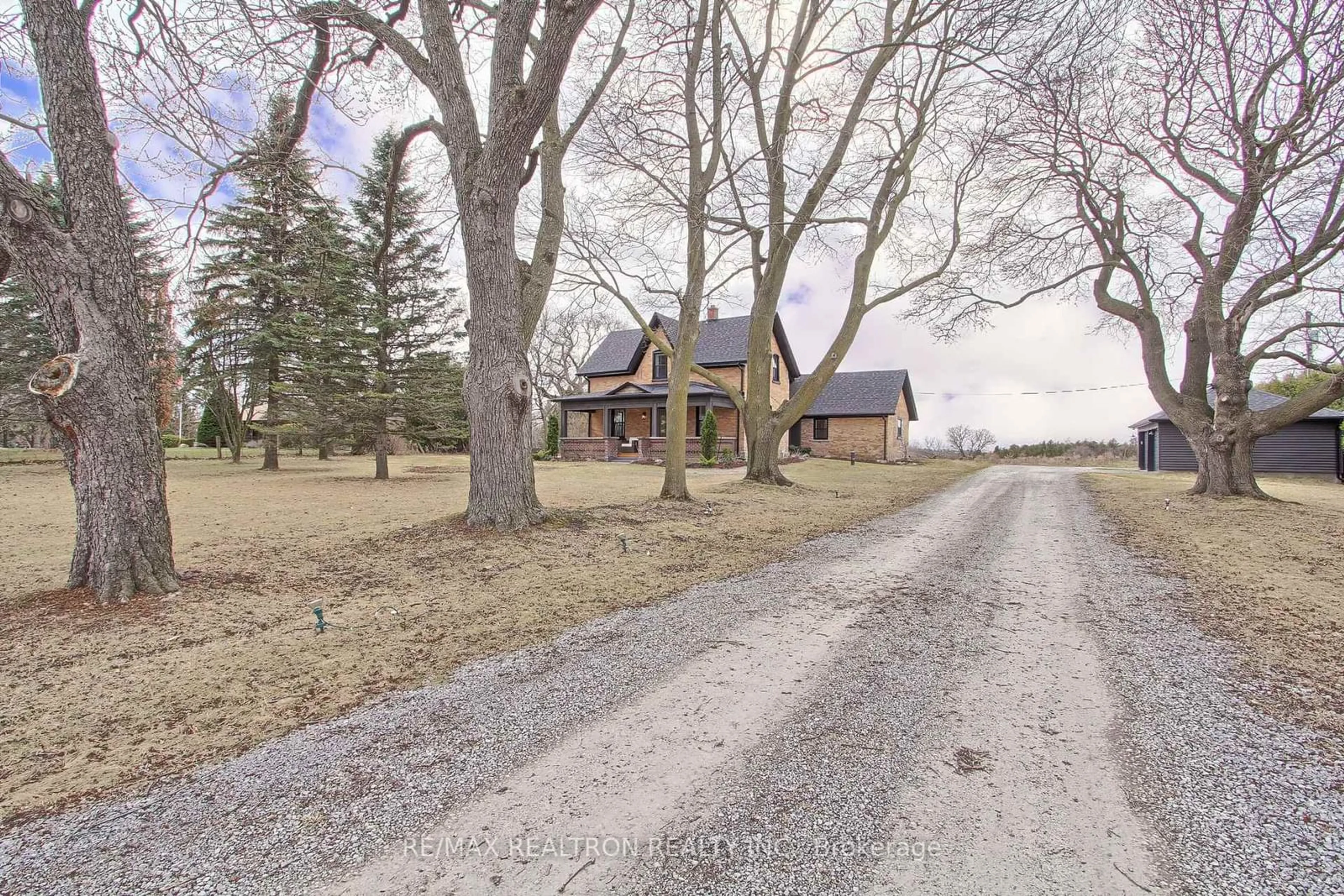 A pic from outside/outdoor area/front of a property/back of a property/a pic from drone, street for 19572 Centre St, East Gwillimbury Ontario L0G 1M0