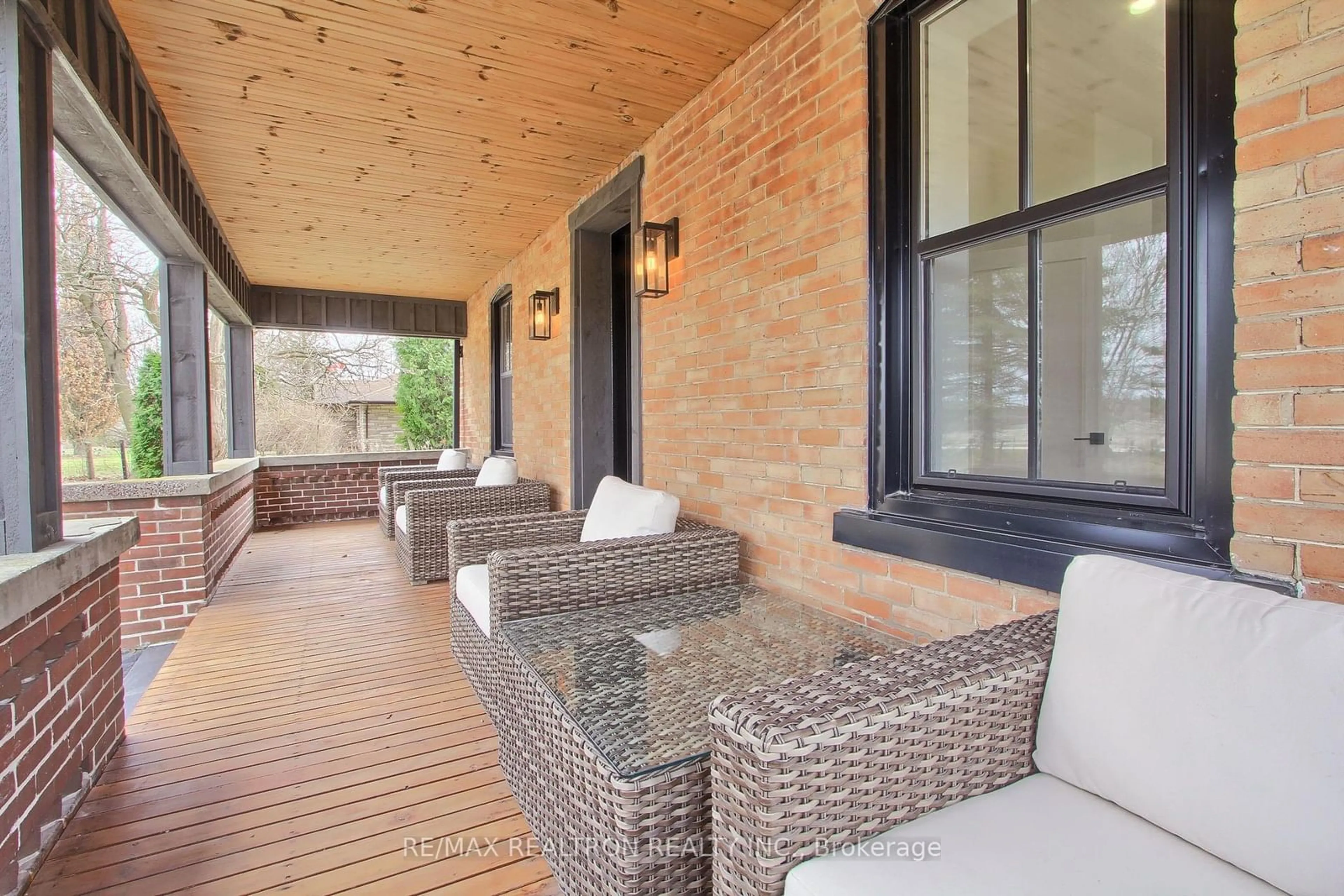 Patio, street for 19572 Centre St, East Gwillimbury Ontario L0G 1M0