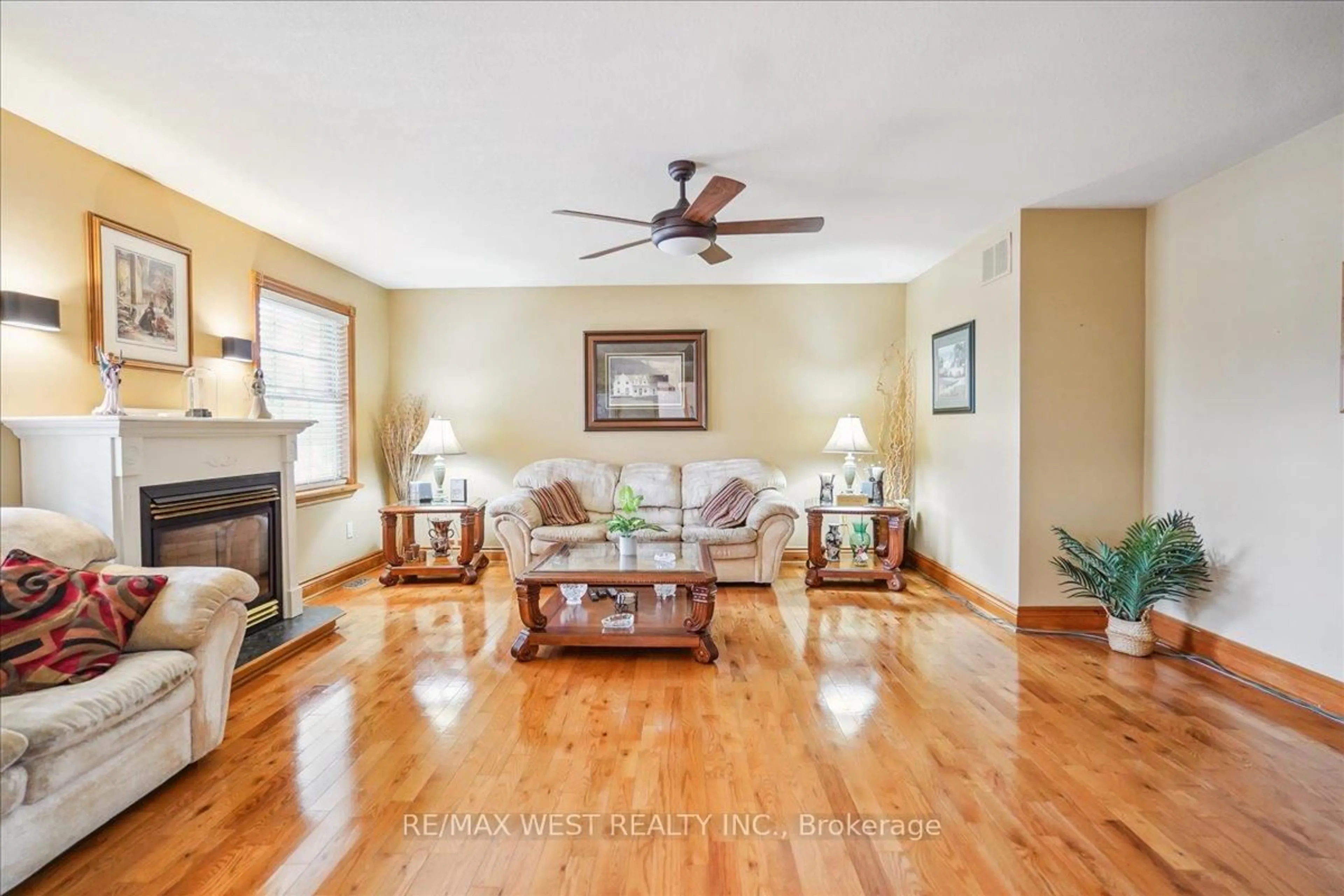 Living room with furniture, unknown for 390 Sandford Rd, Uxbridge Ontario L0C 1E0