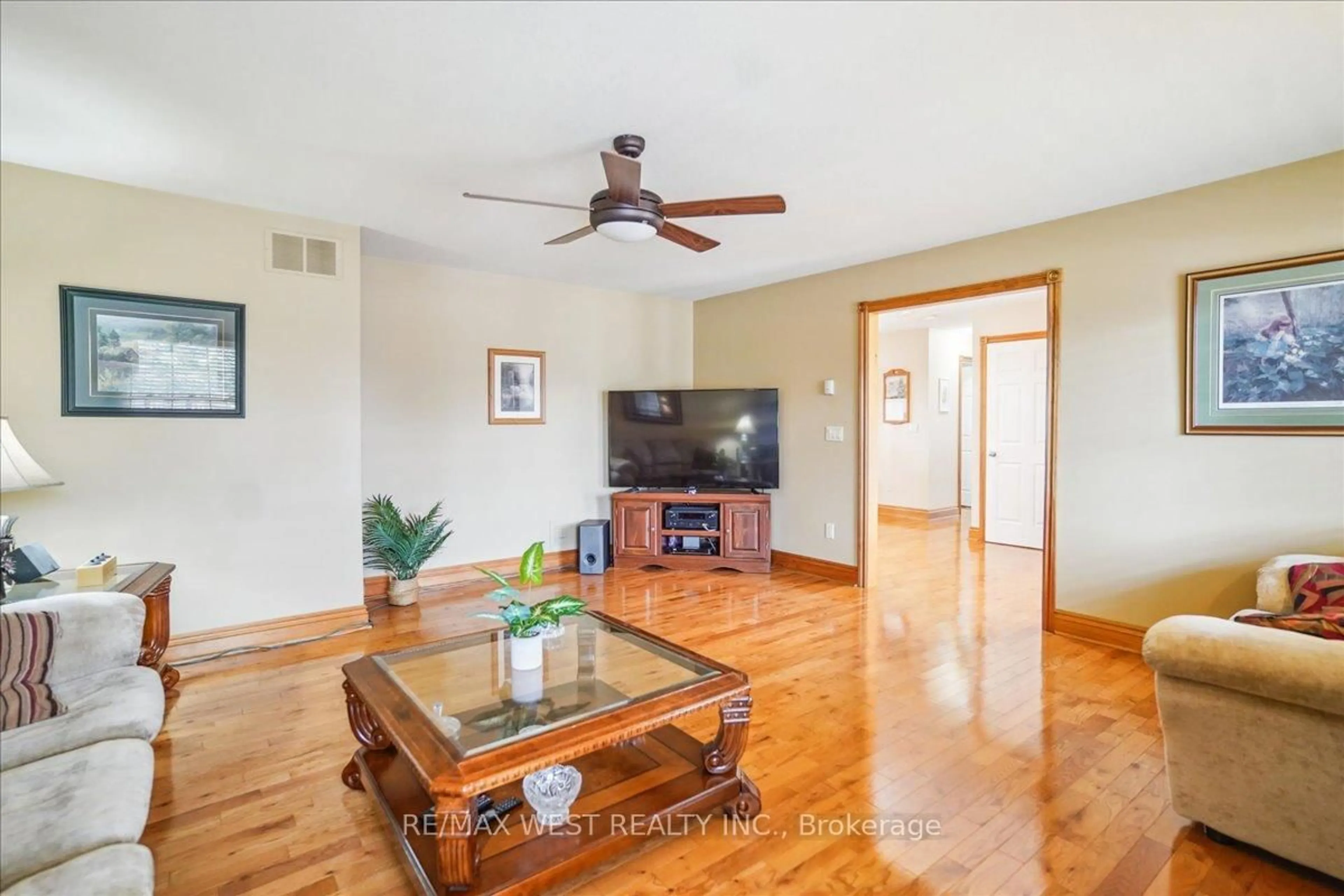 Living room with furniture, wood/laminate floor for 390 Sandford Rd, Uxbridge Ontario L0C 1E0