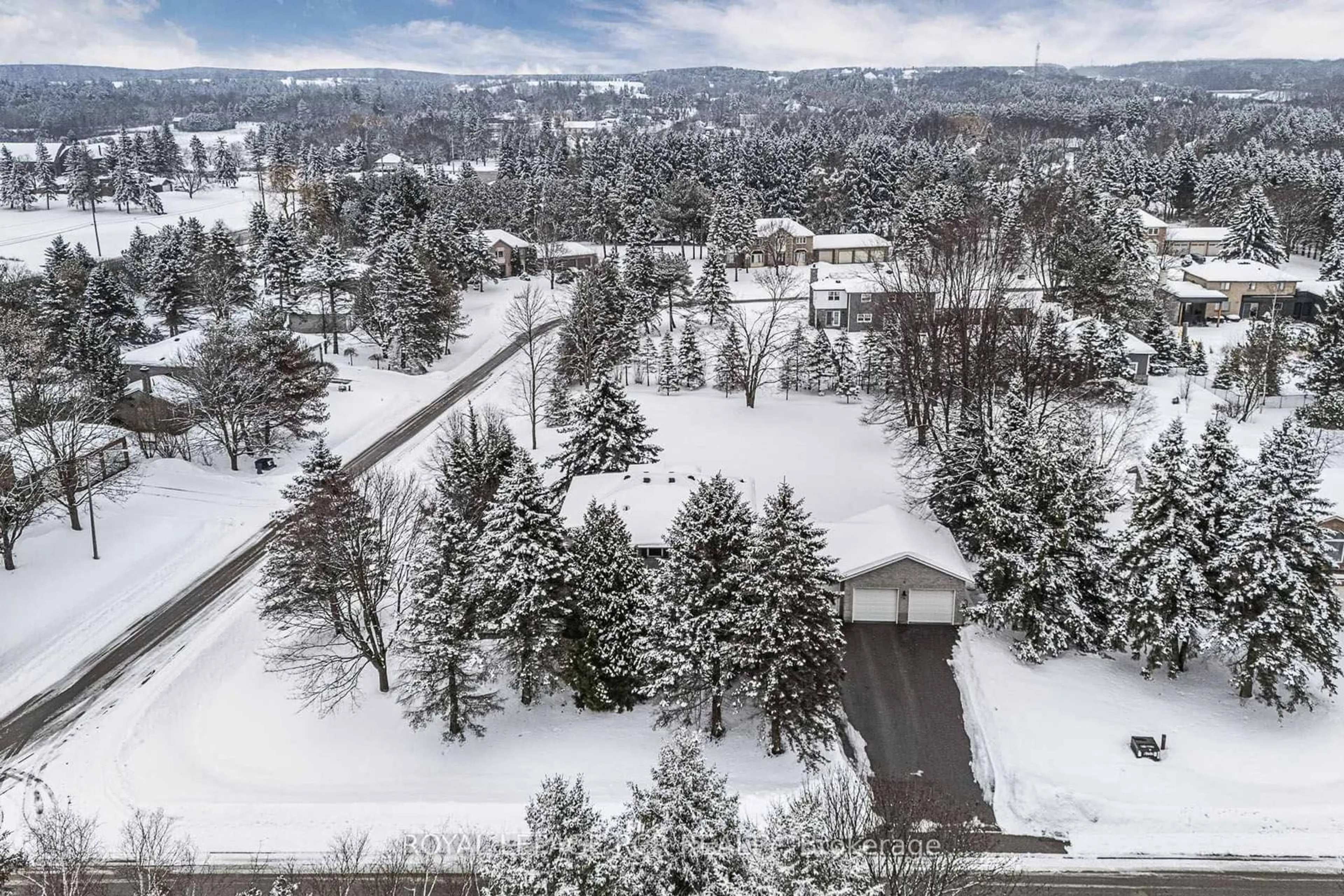 A pic from outside/outdoor area/front of a property/back of a property/a pic from drone, unknown for 6 Marjorie Dr, Whitchurch-Stouffville Ontario L4A 2C8