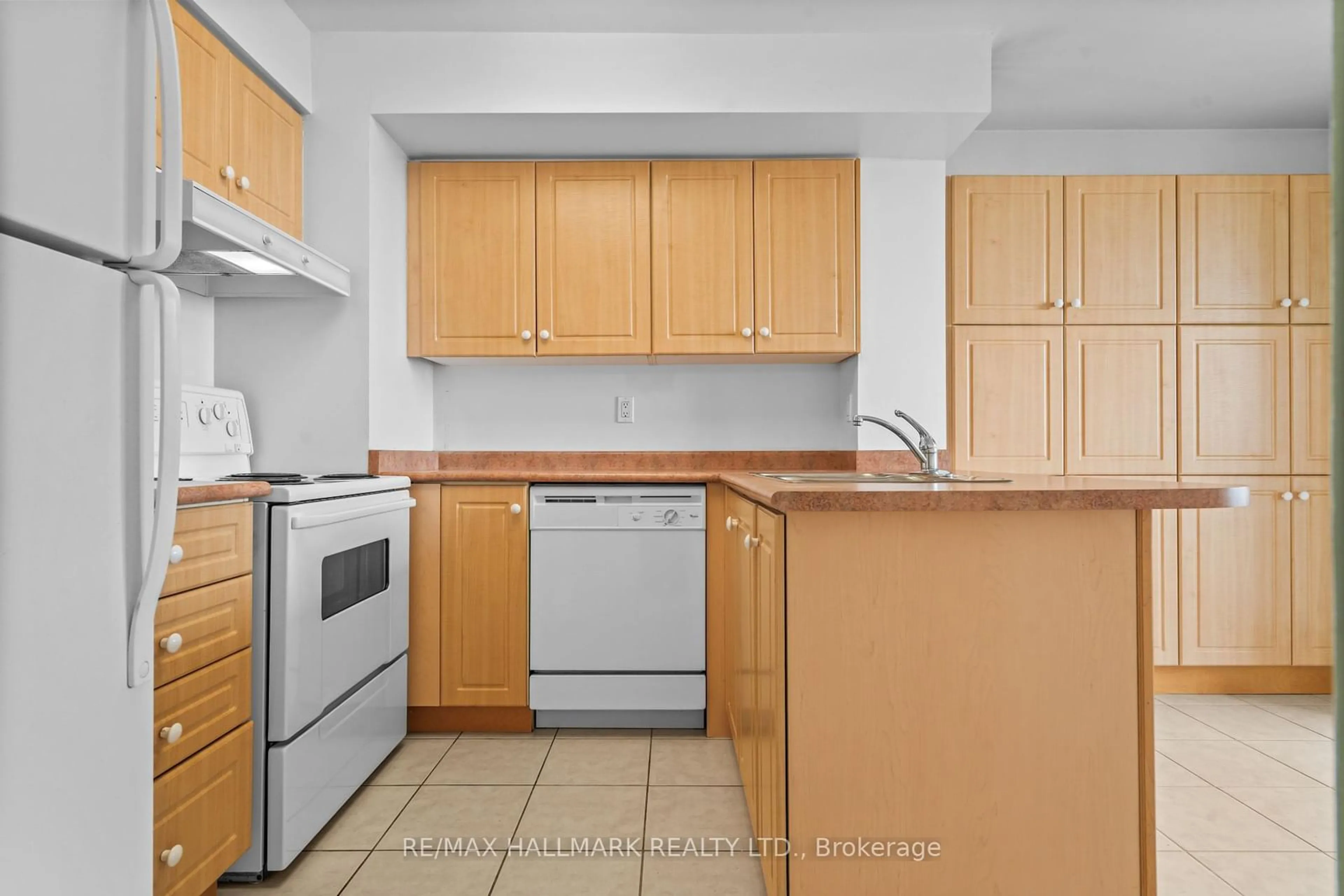 Standard kitchen, unknown for 9 Northern Heights Dr #913, Richmond Hill Ontario L4B 4M5