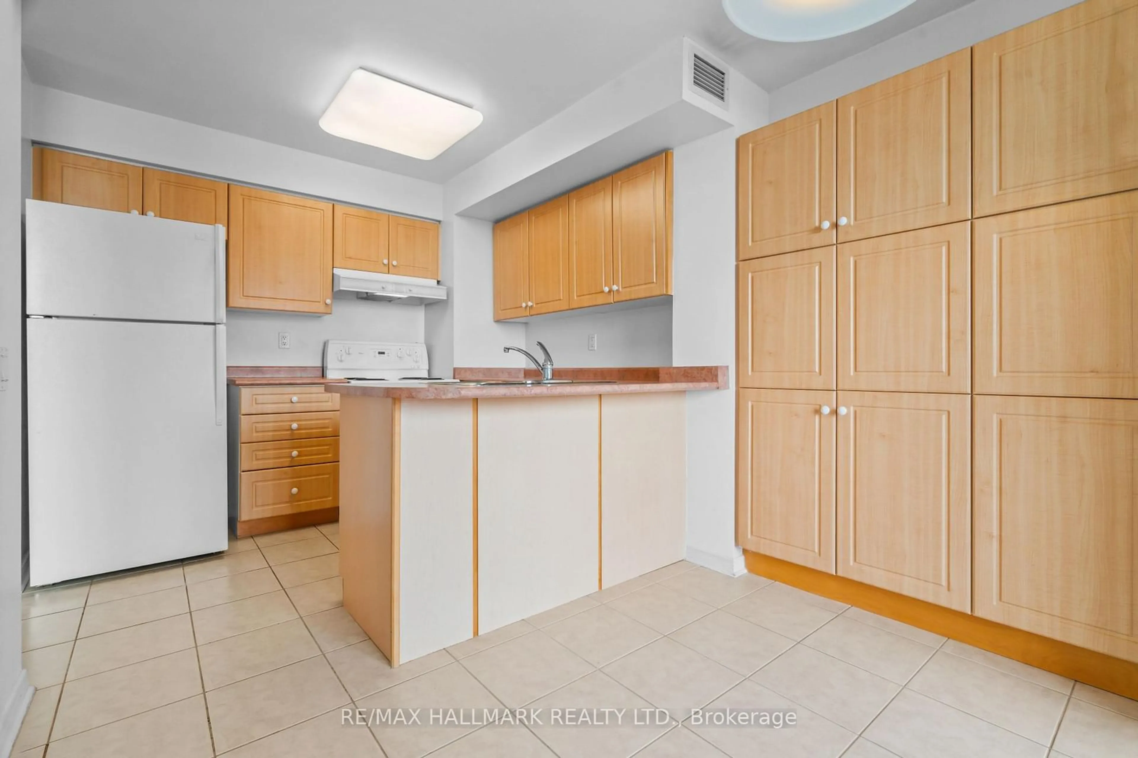Standard kitchen, unknown for 9 Northern Heights Dr #913, Richmond Hill Ontario L4B 4M5