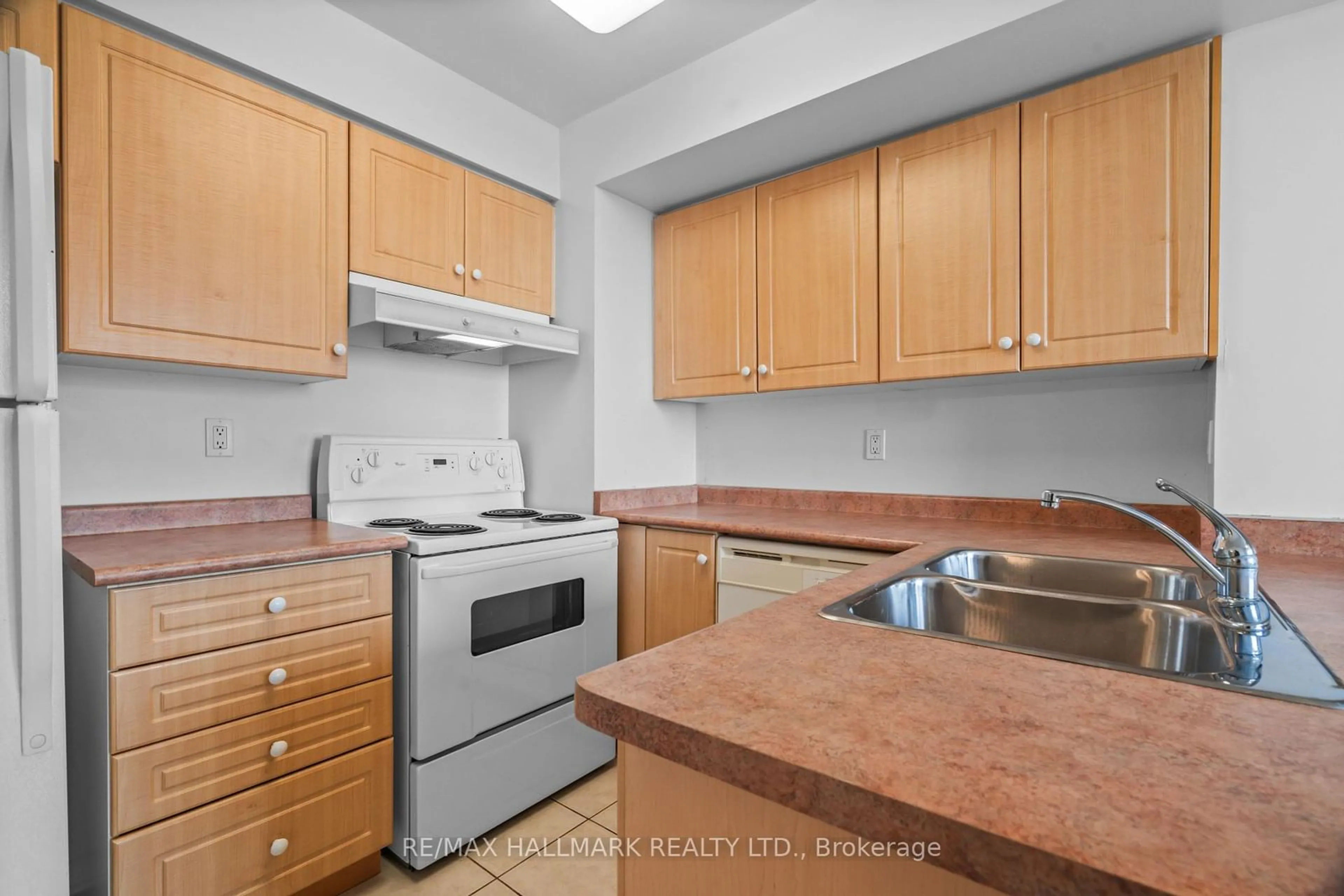 Standard kitchen, unknown for 9 Northern Heights Dr #913, Richmond Hill Ontario L4B 4M5
