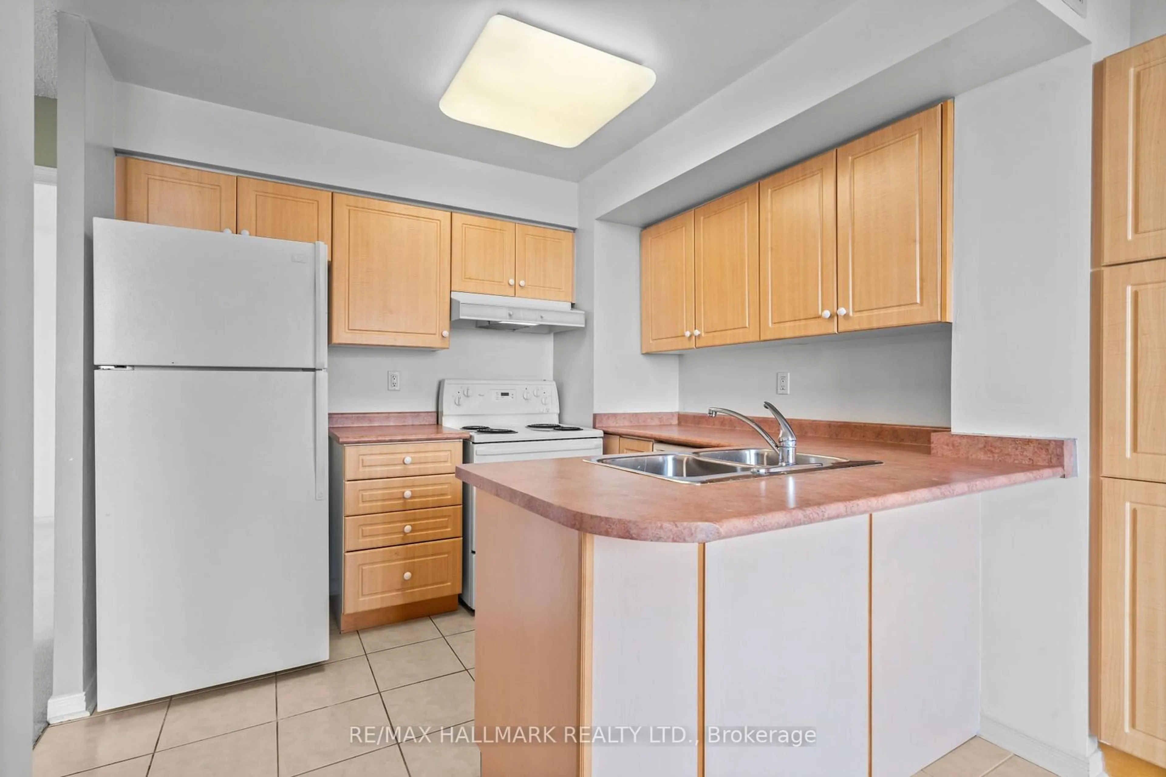 Standard kitchen, unknown for 9 Northern Heights Dr #913, Richmond Hill Ontario L4B 4M5