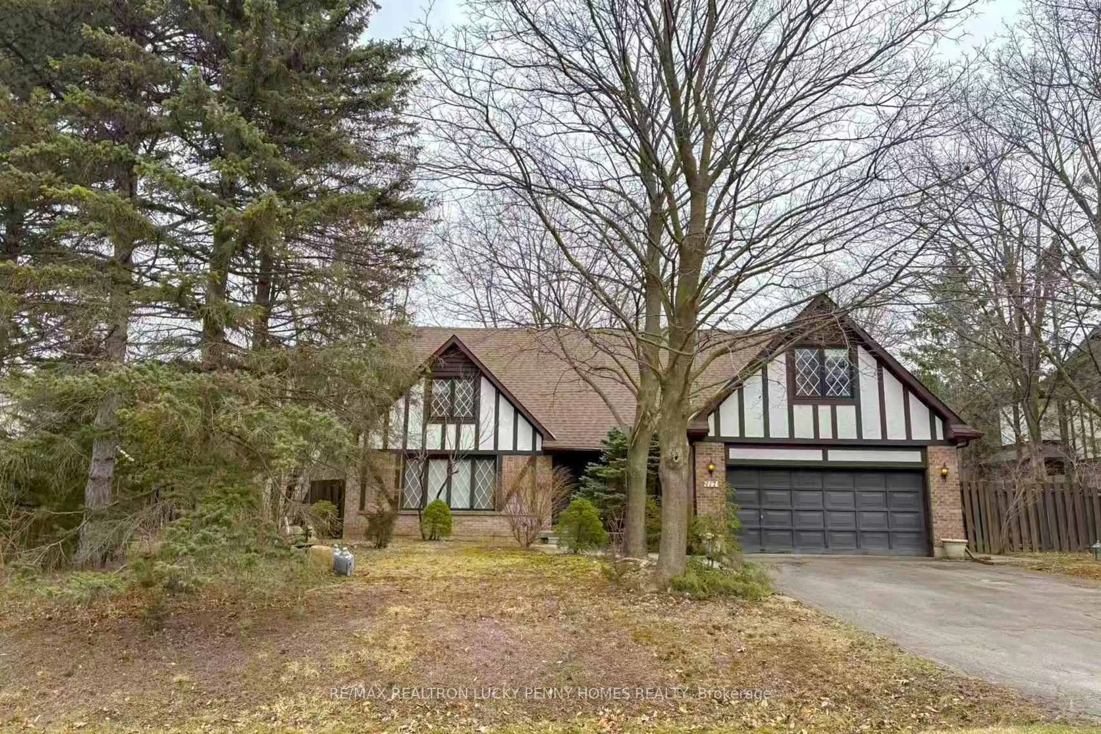 A pic from outside/outdoor area/front of a property/back of a property/a pic from drone, street for 117 Westwood Lane, Richmond Hill Ontario L4C 6X8