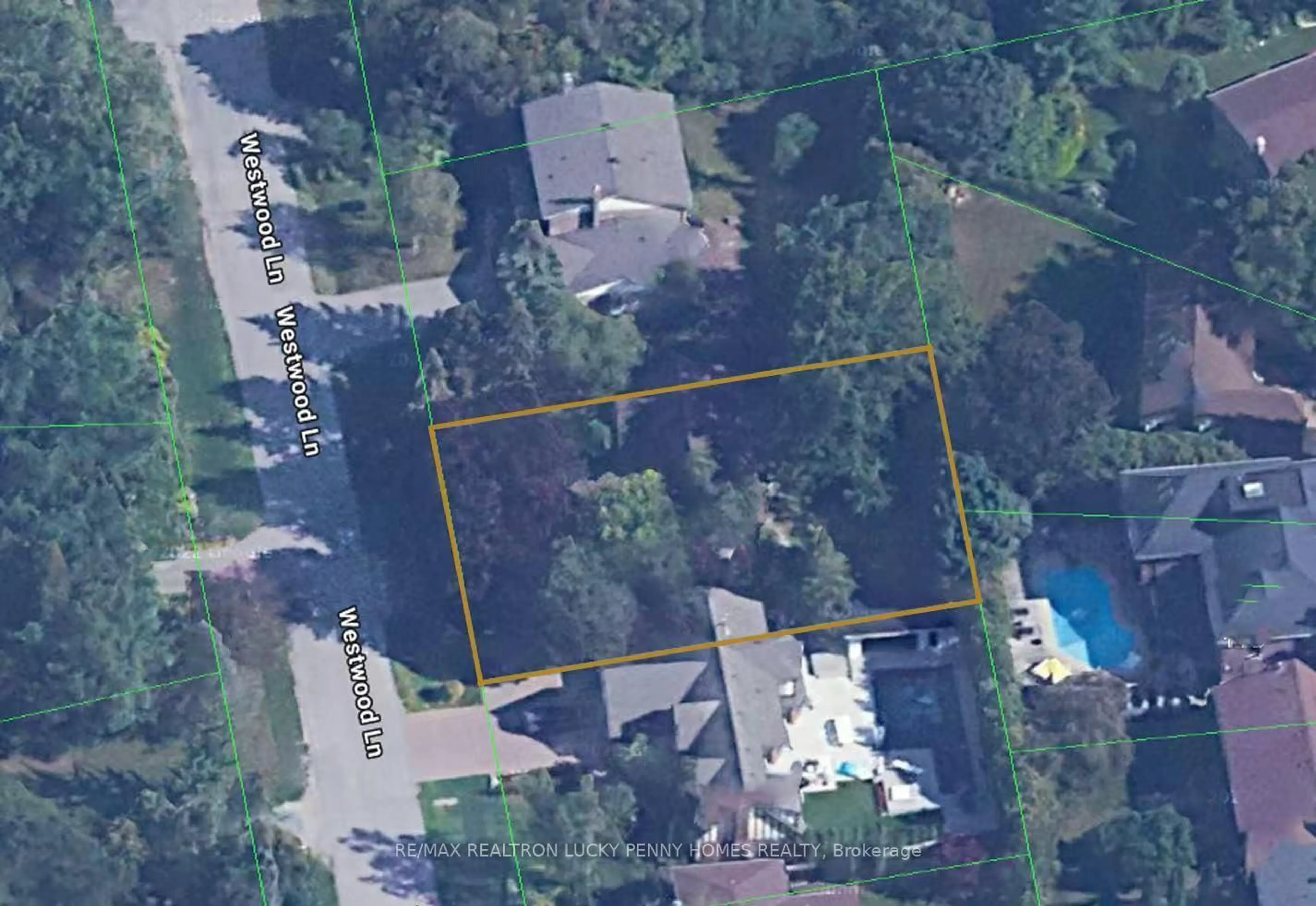 A pic from outside/outdoor area/front of a property/back of a property/a pic from drone, street for 117 Westwood Lane, Richmond Hill Ontario L4C 6X8