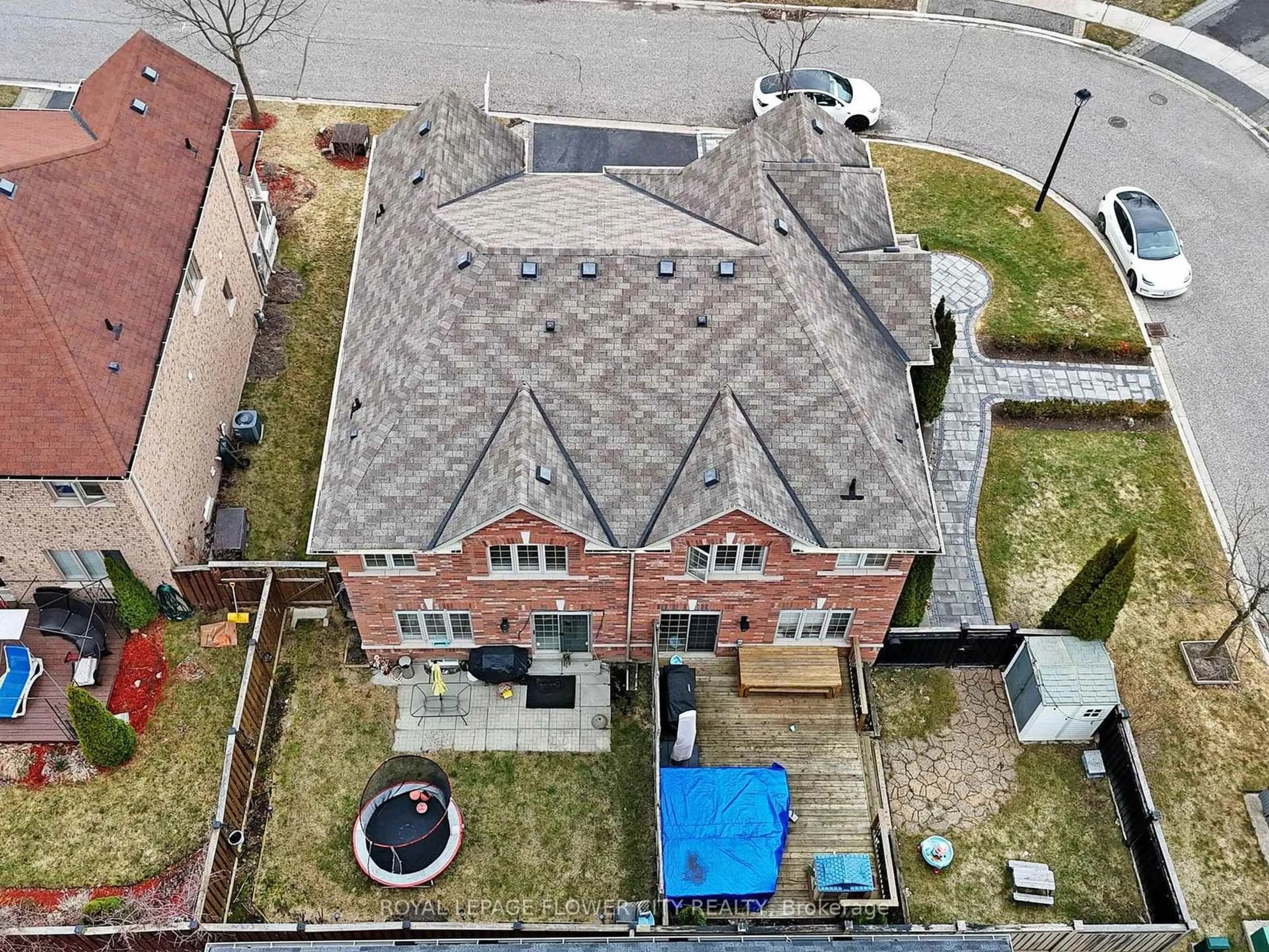 A pic from outside/outdoor area/front of a property/back of a property/a pic from drone, building for 565 Foxcroft Blvd, Newmarket Ontario L3X 3L6