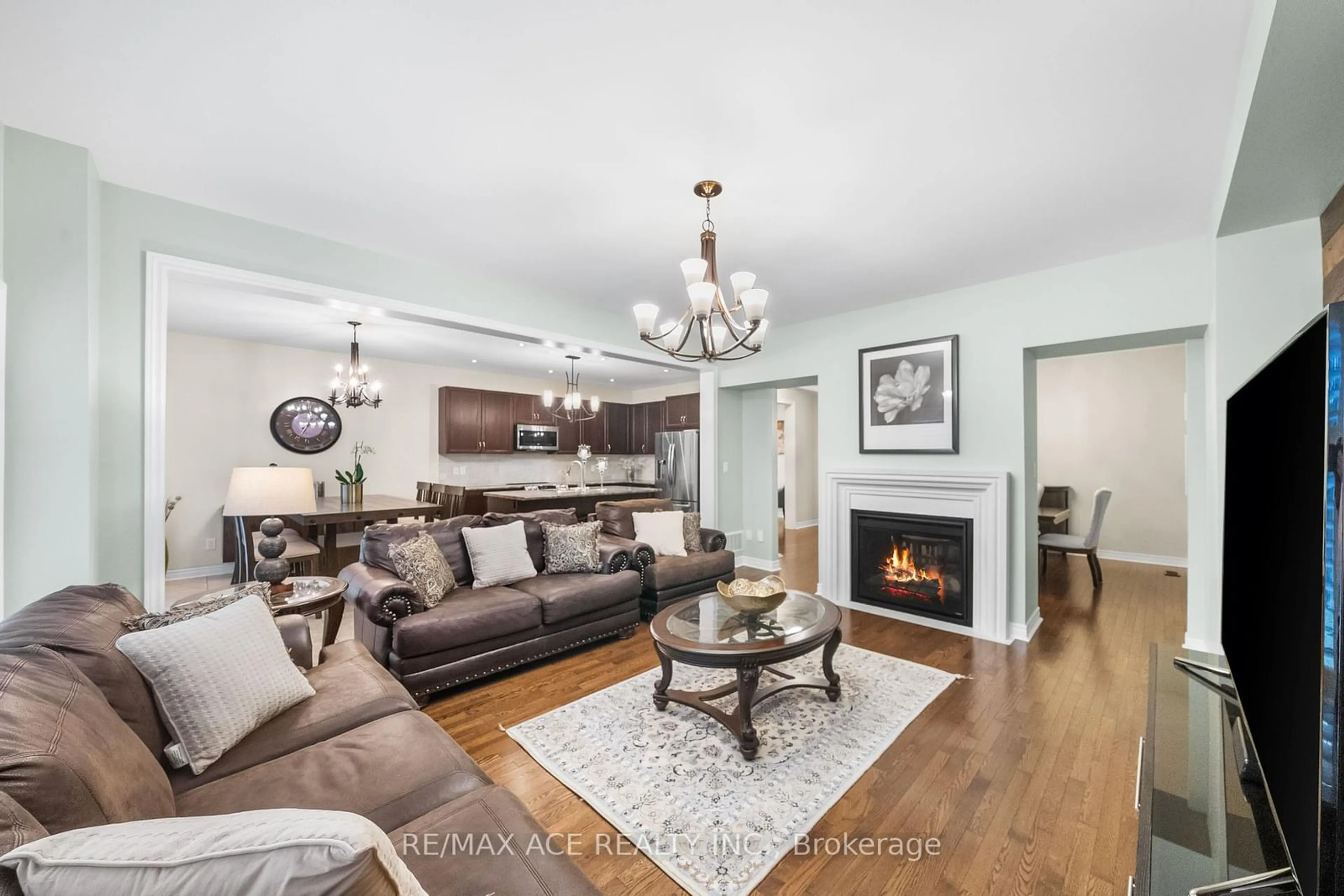 Living room with furniture, wood/laminate floor for 224 Frederick Curran Lane, Newmarket Ontario L3X 0B9