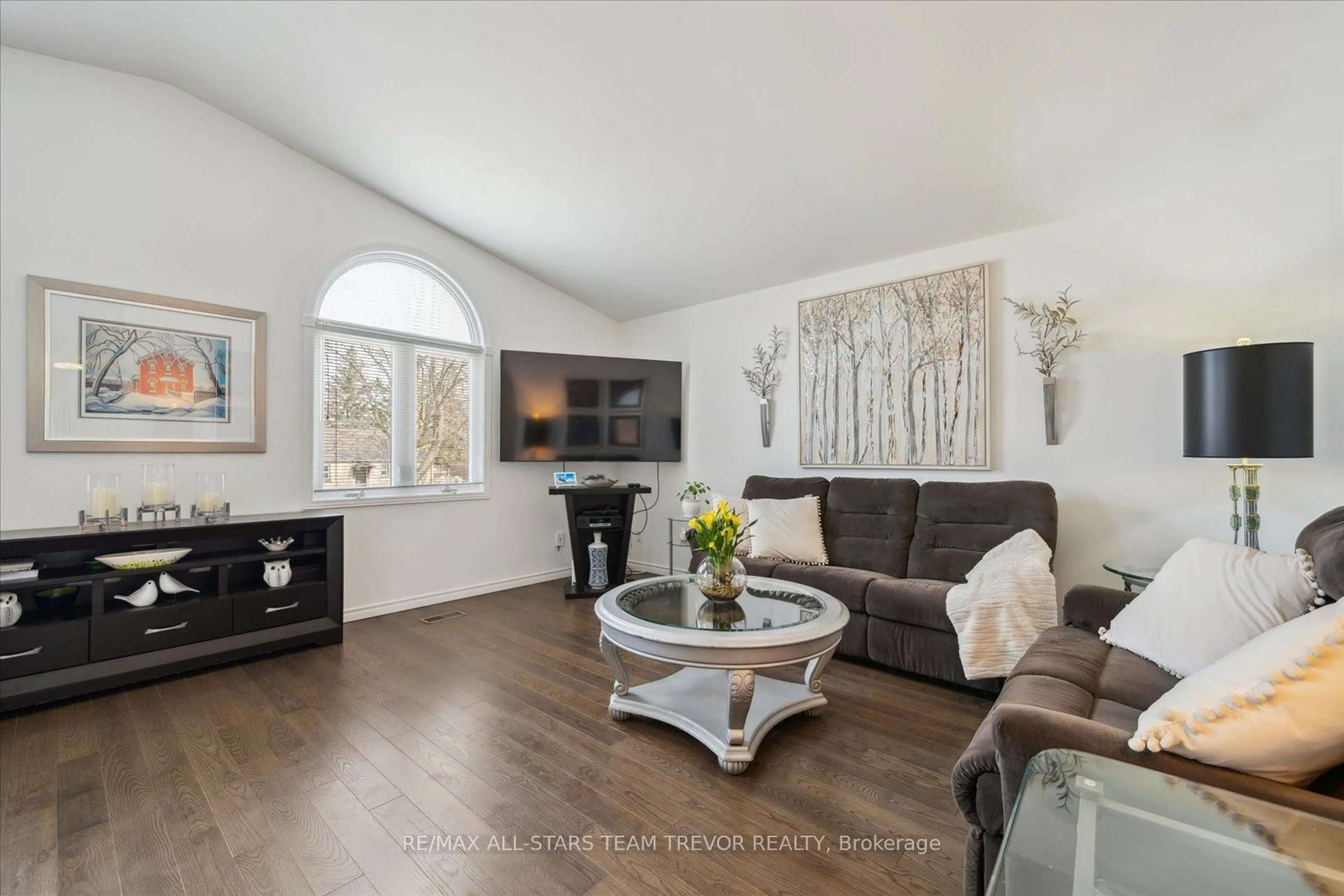 Living room with furniture, wood/laminate floor for 163 Church St, Georgina Ontario L4P 1J4