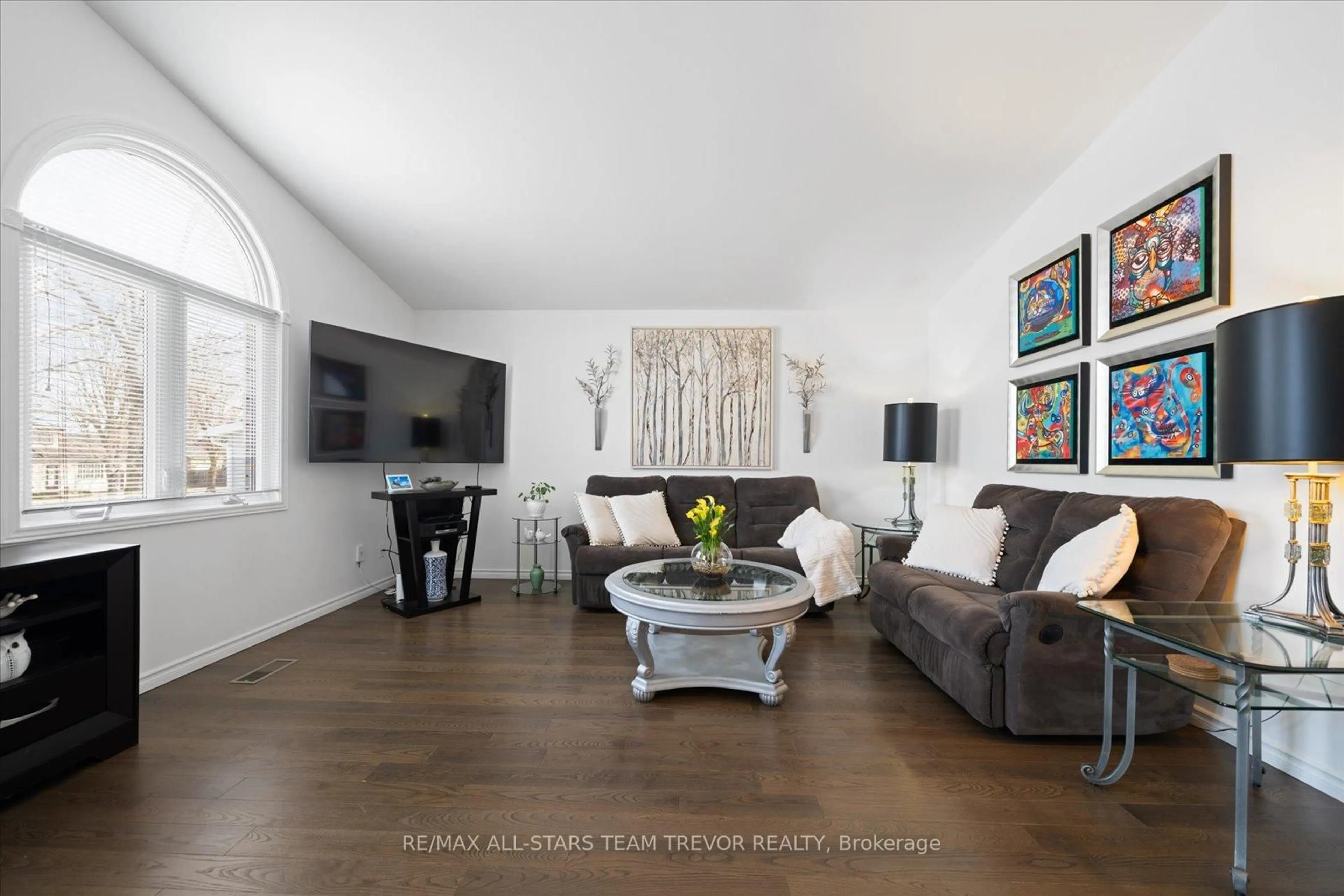 Living room with furniture, wood/laminate floor for 163 Church St, Georgina Ontario L4P 1J4