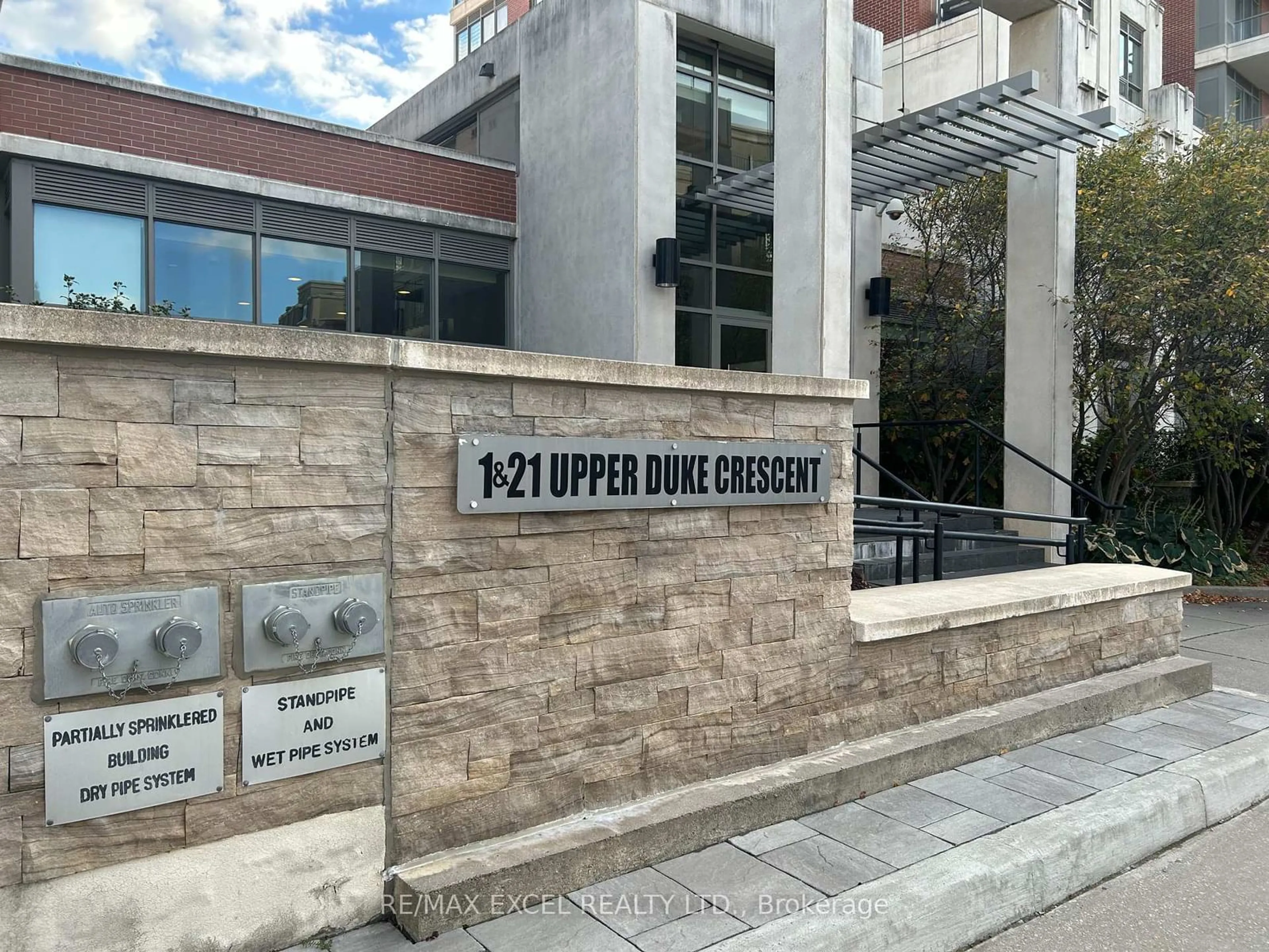Indoor foyer for 1 Upper Duke Cres #110, Markham Ontario L6G 0B6