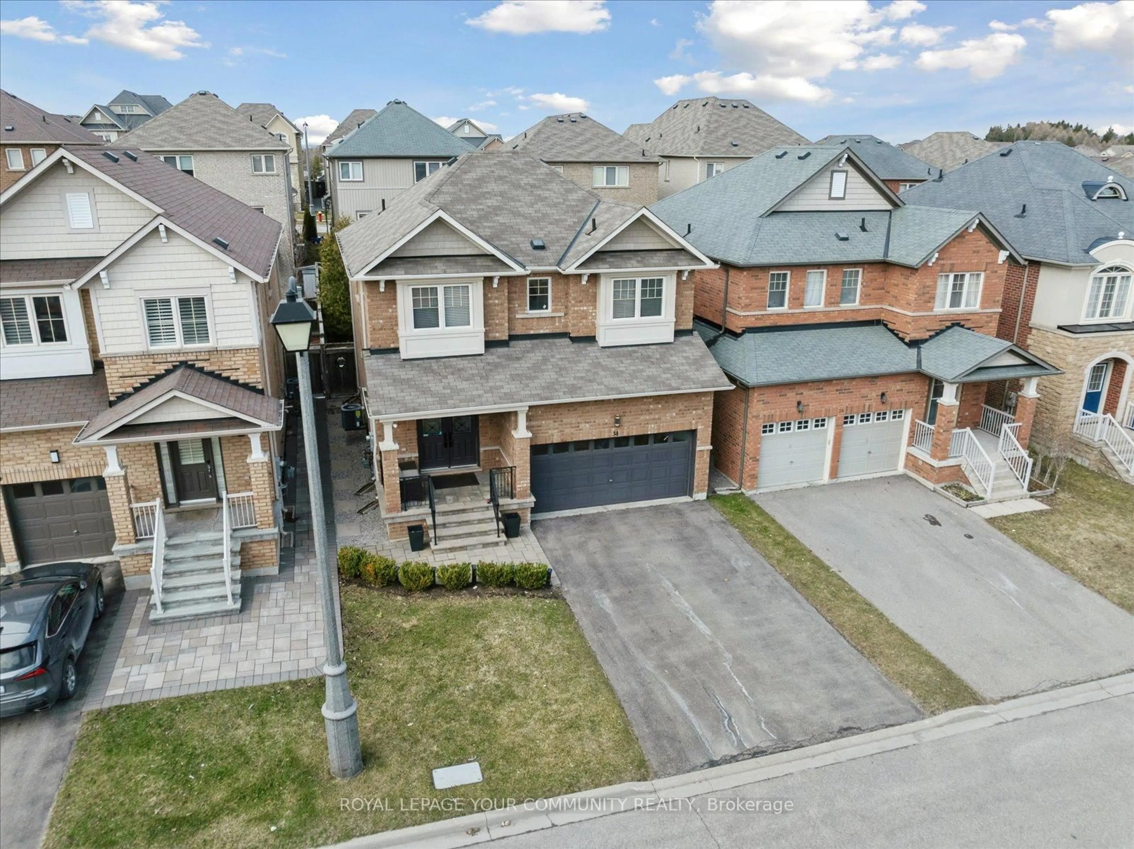 A pic from outside/outdoor area/front of a property/back of a property/a pic from drone, street for 34 Township Ave, Richmond Hill Ontario L4E 0J8