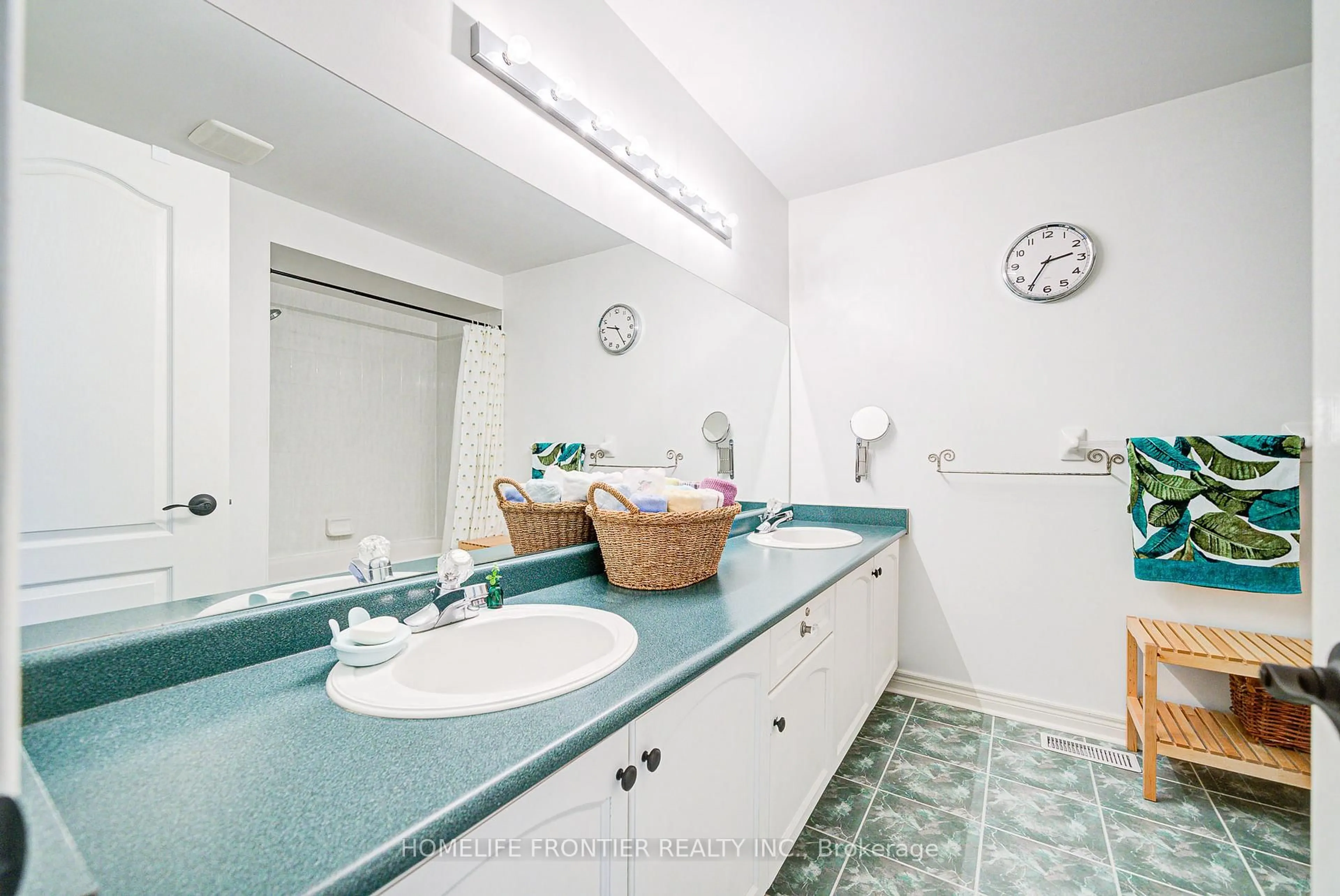 Standard bathroom, ceramic/tile floor for 190 Forestwood St, Richmond Hill Ontario L4S 1Y1
