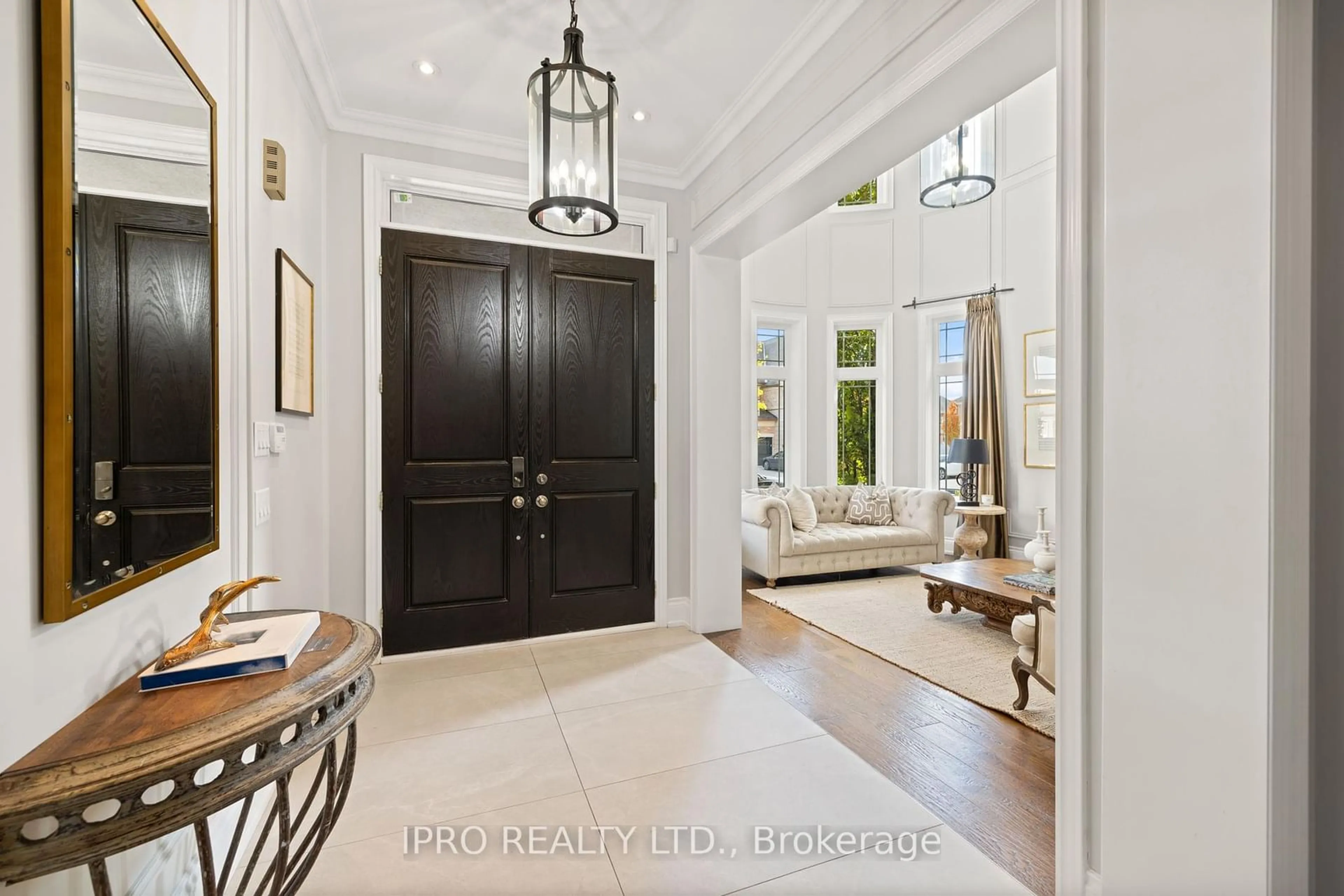 Indoor entryway for 24 Bluff Tr, King Ontario L7B 0A1