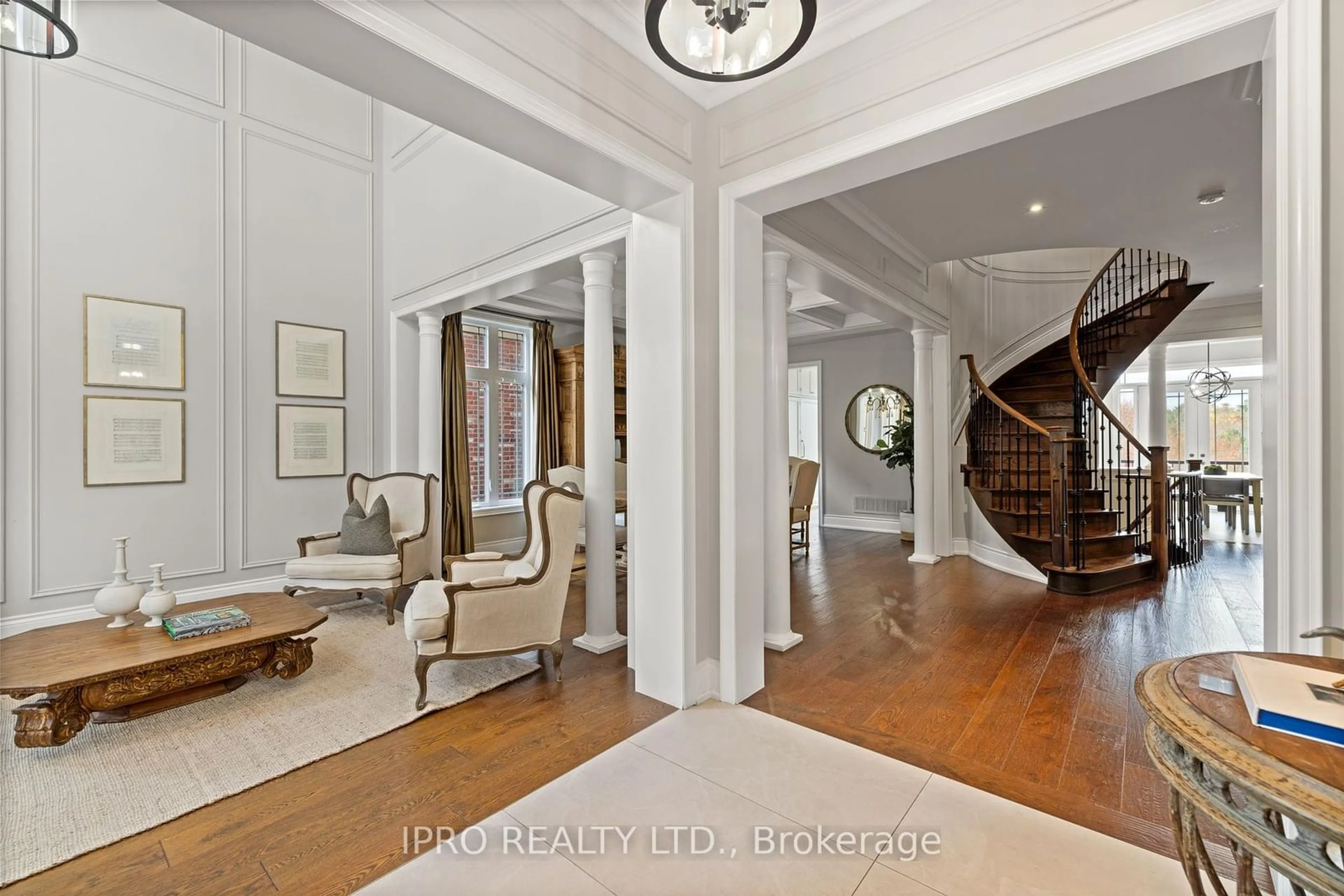 Indoor foyer for 24 Bluff Tr, King Ontario L7B 0A1