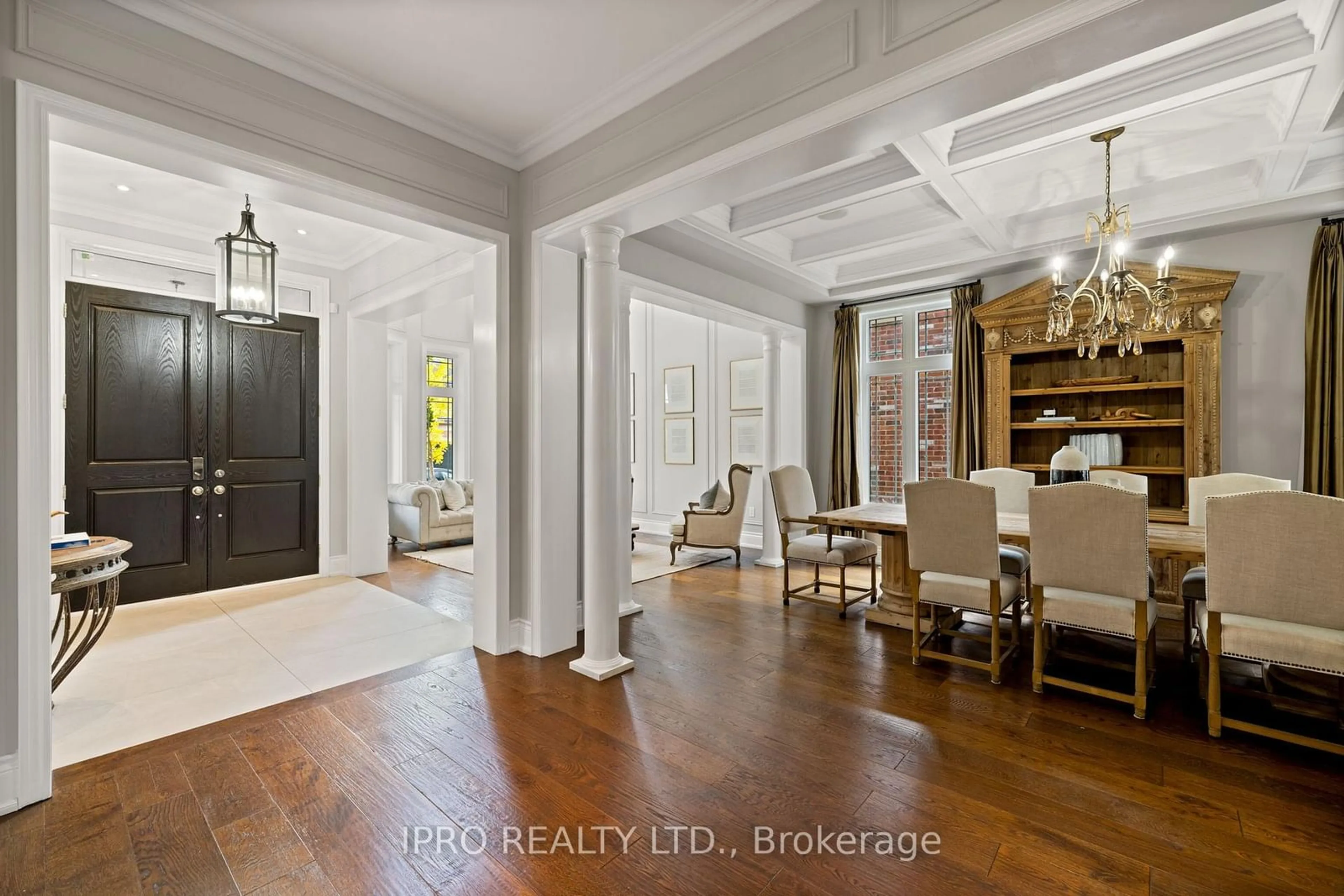 Indoor entryway for 24 Bluff Tr, King Ontario L7B 0A1