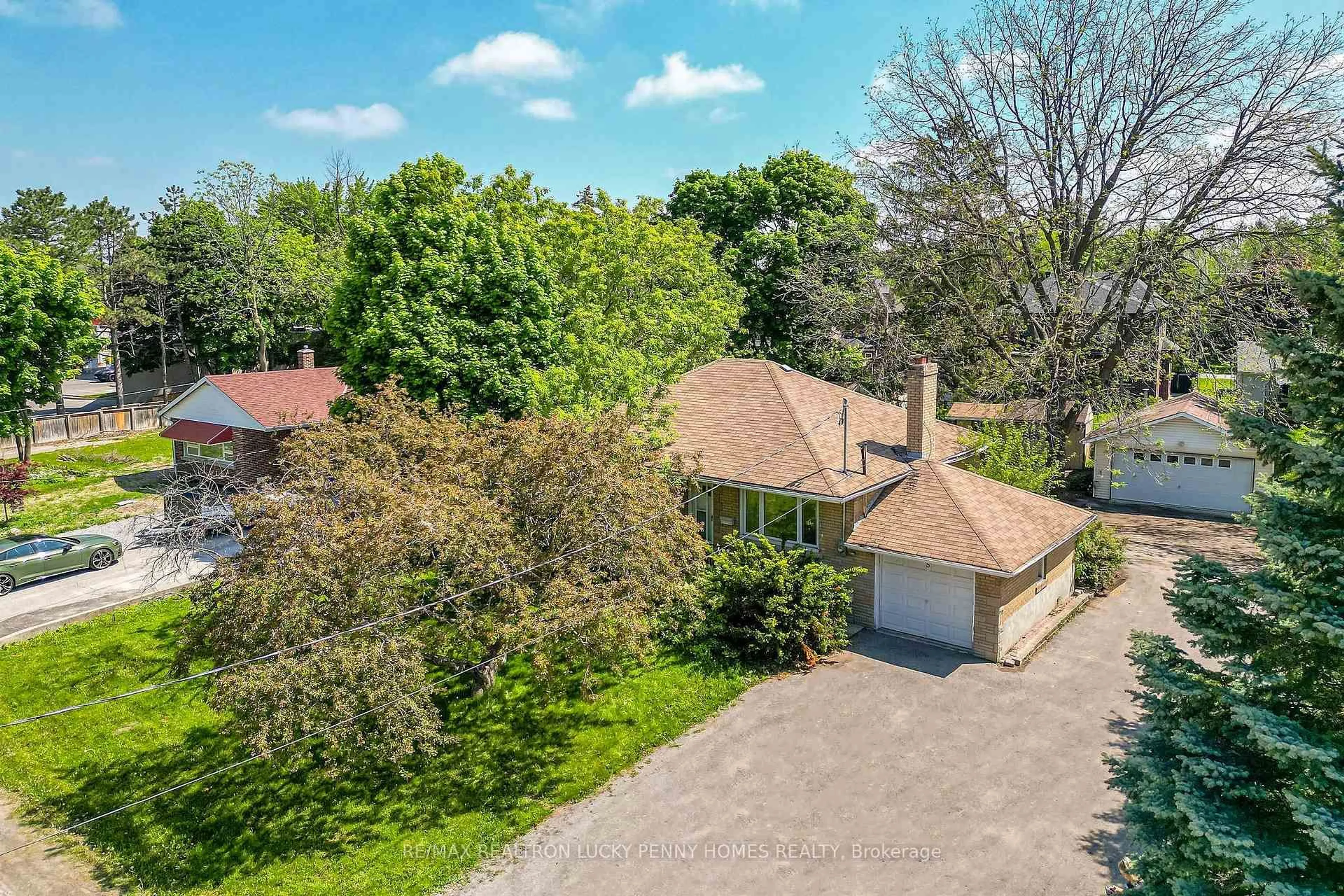 A pic from outside/outdoor area/front of a property/back of a property/a pic from drone, unknown for 5 Grandview Blvd, Markham Ontario L3P 1E9