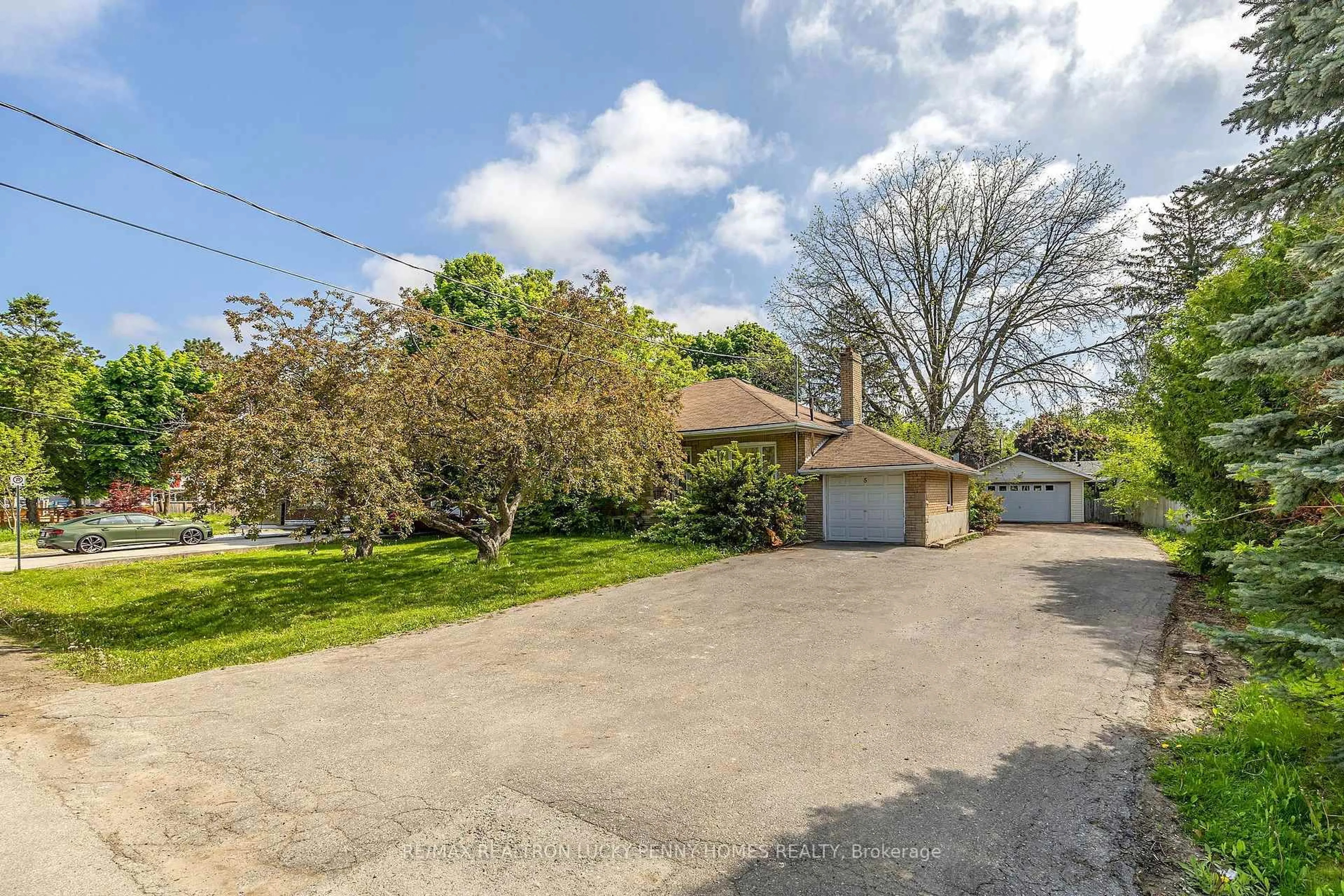 A pic from outside/outdoor area/front of a property/back of a property/a pic from drone, street for 5 Grandview Blvd, Markham Ontario L3P 1E9