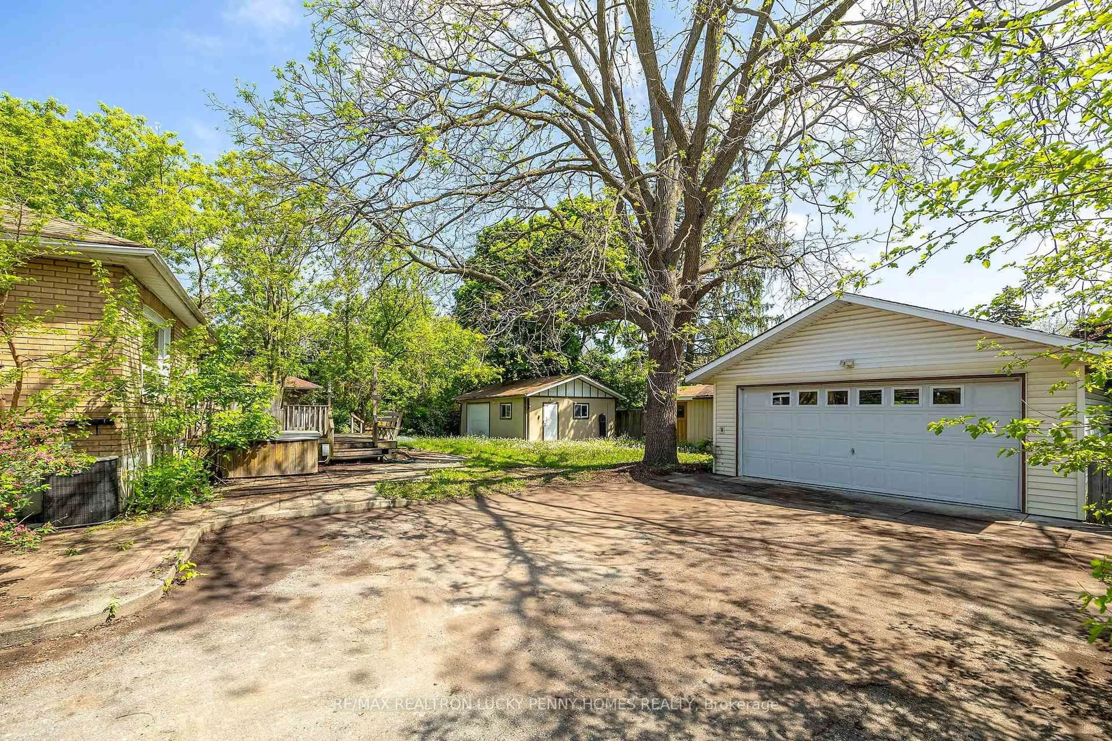 A pic from outside/outdoor area/front of a property/back of a property/a pic from drone, street for 5 Grandview Blvd, Markham Ontario L3P 1E9