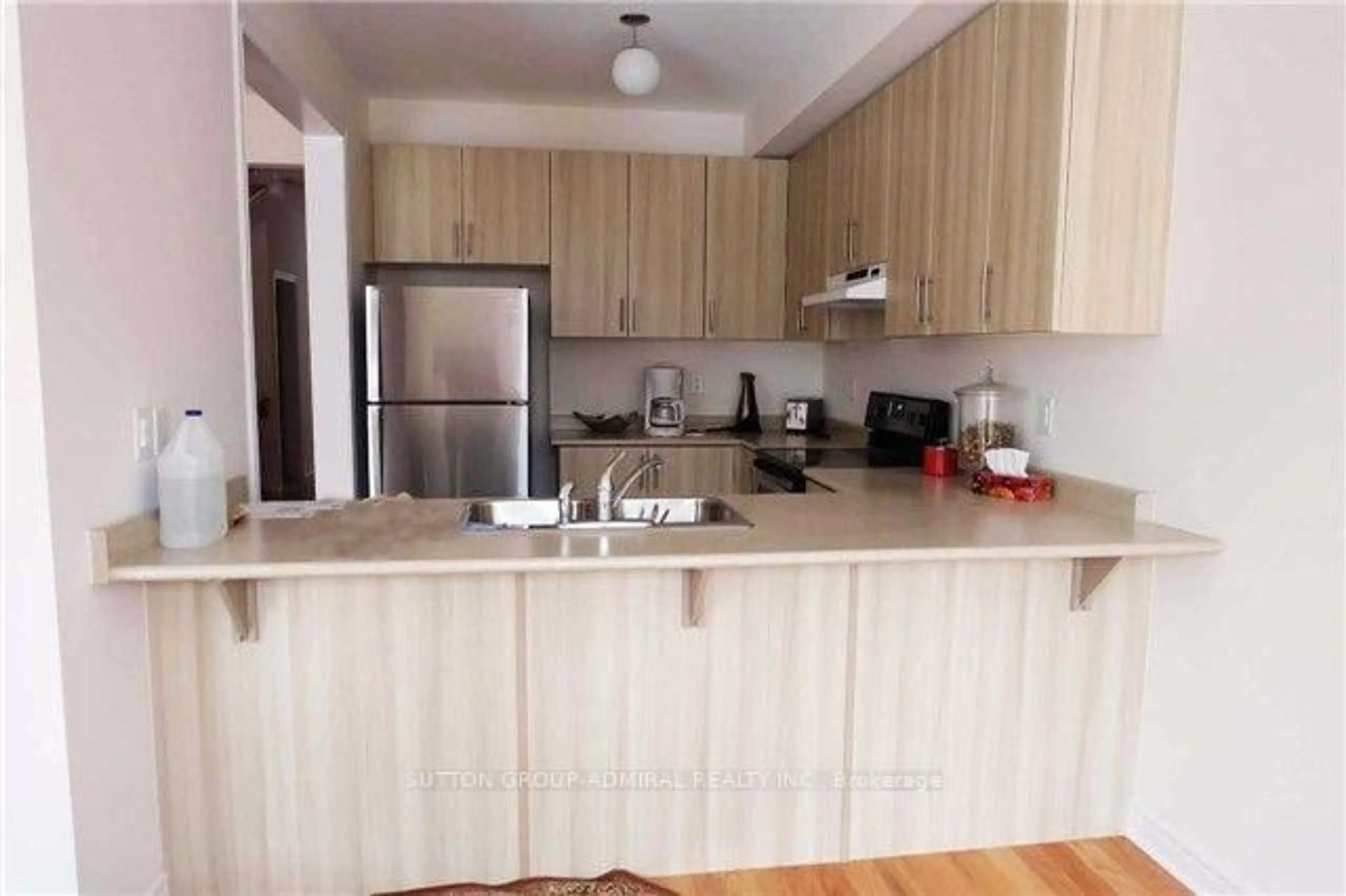 Standard kitchen, wood/laminate floor for 15 Gower Dr, Aurora Ontario L4G 0V9