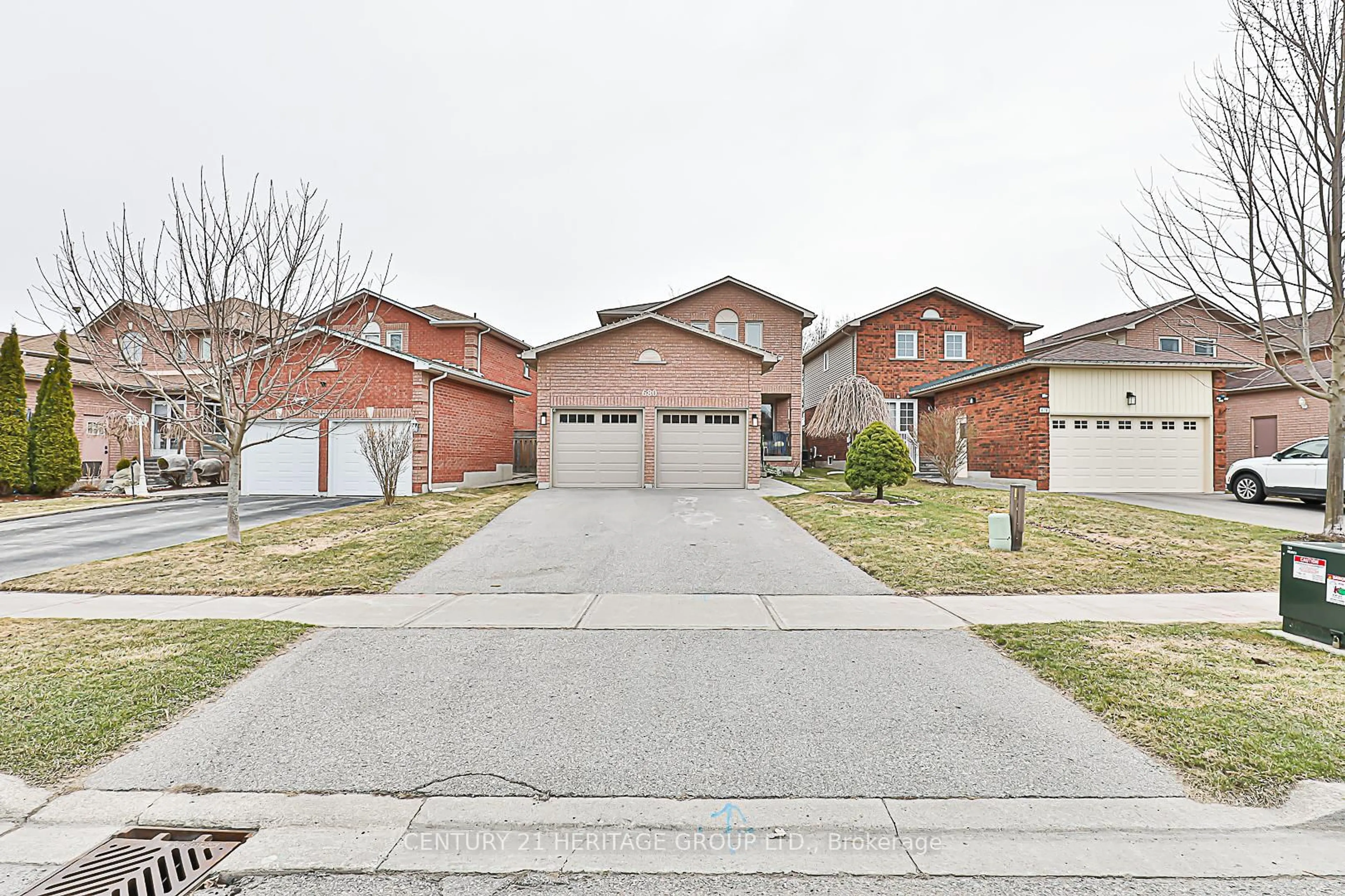 Home with brick exterior material, street for 680 College Manor Dr, Newmarket Ontario L3Y 8M1