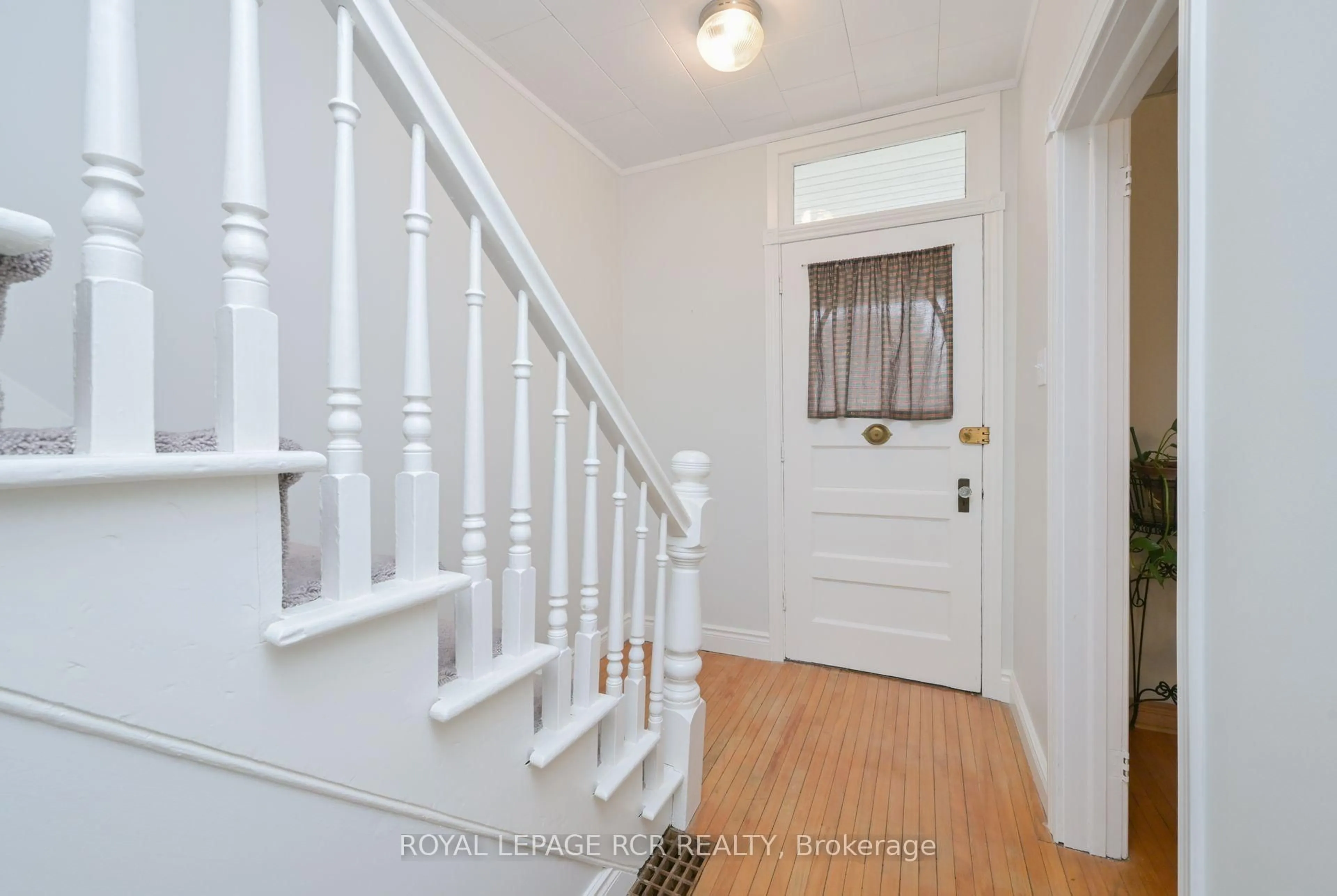 Indoor entryway for 51 Ontario St, New Tecumseth Ontario L9R 1H4