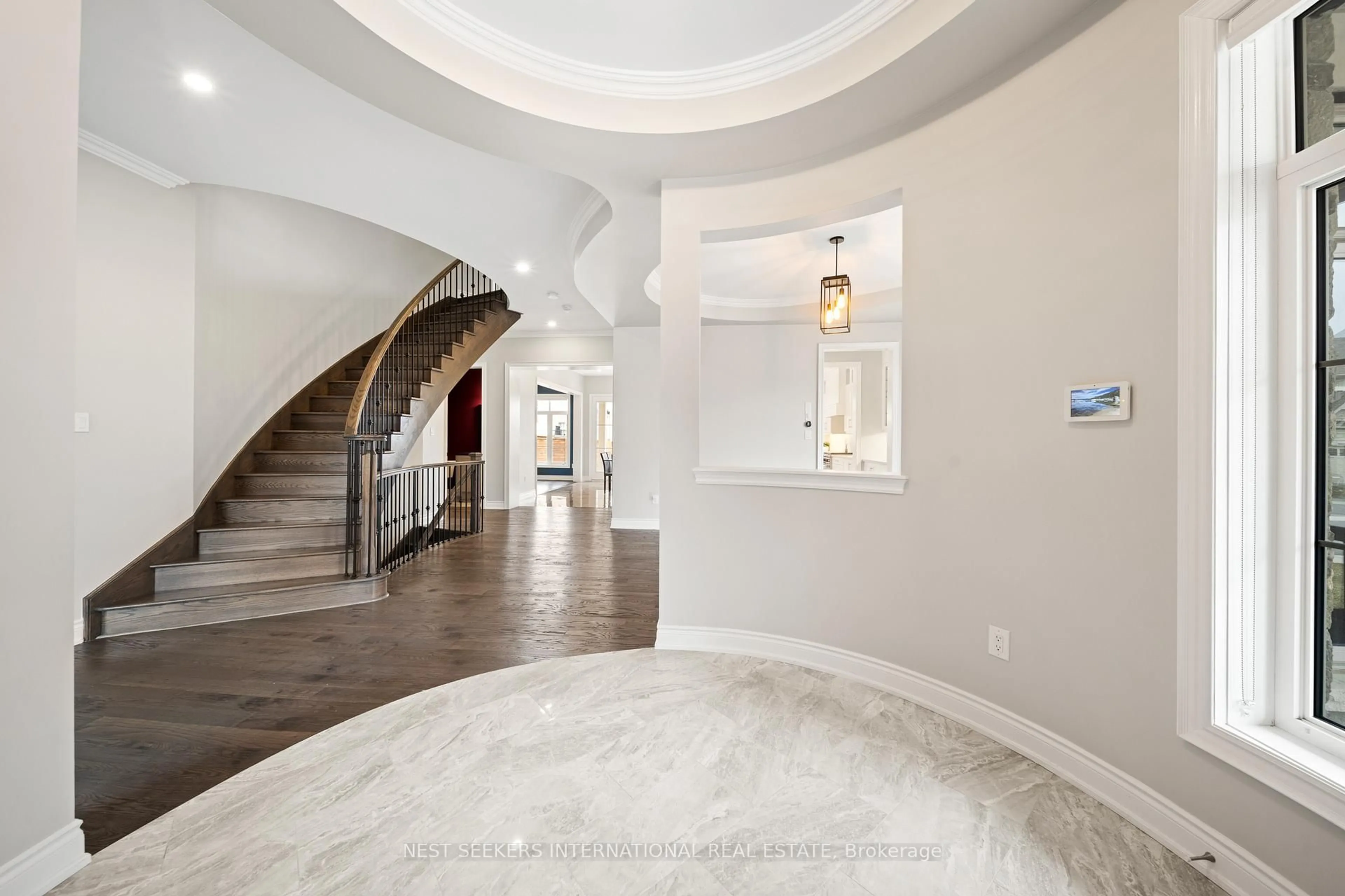 Indoor foyer for 6 Larkin Ave, King Ontario L7B 0N8