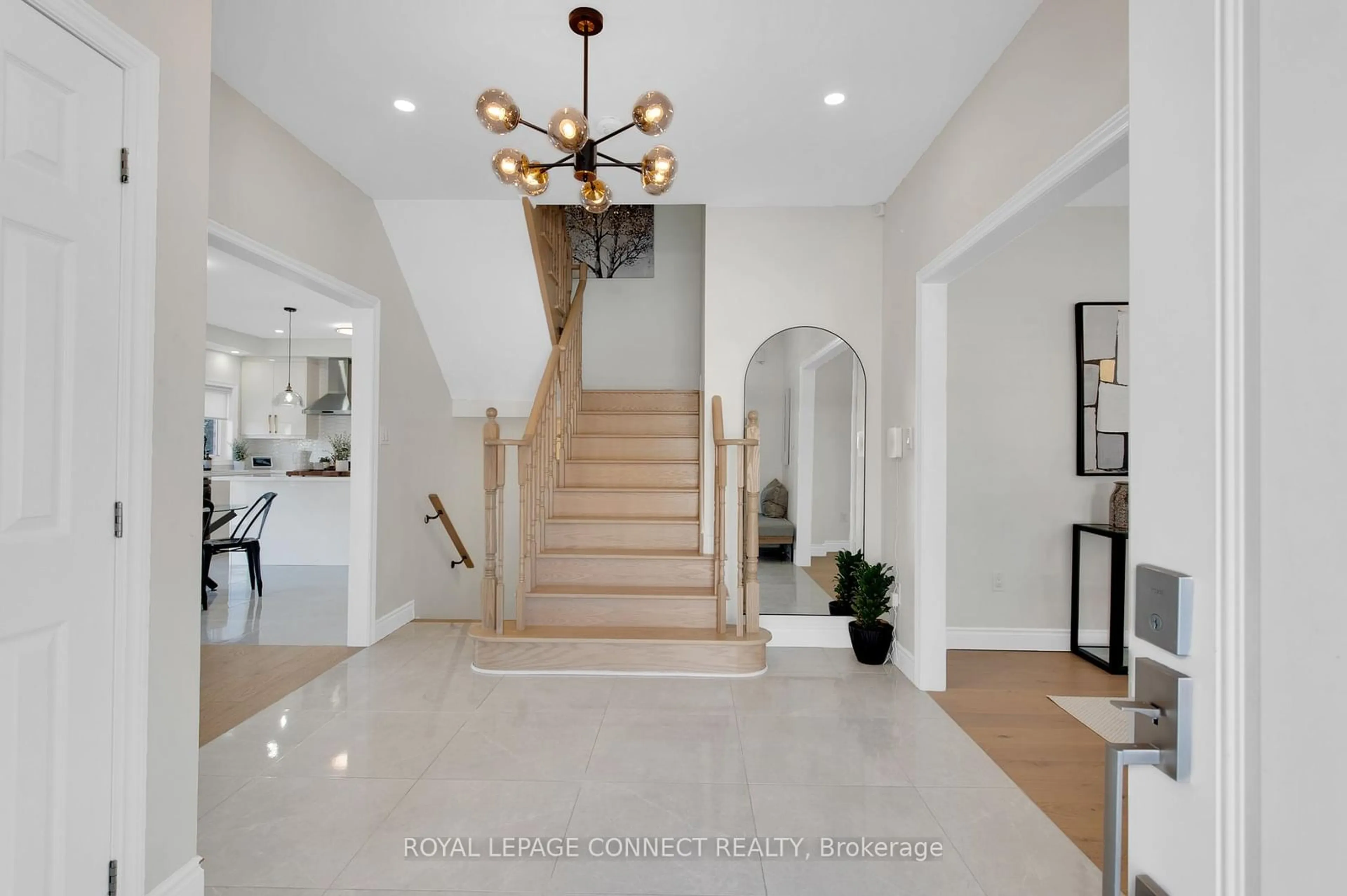 Indoor foyer for 3 B George St, Innisfil Ontario L0L 1L0