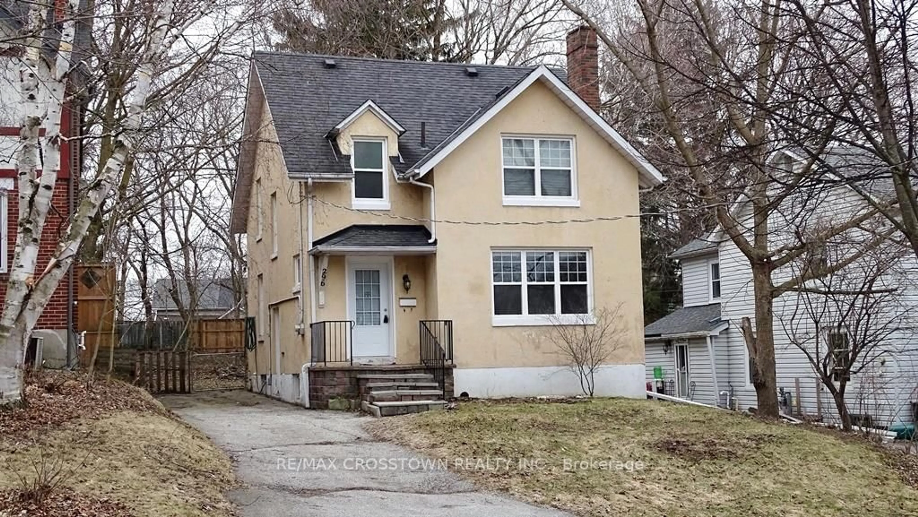 Home with vinyl exterior material, street for 296 Court St, Newmarket Ontario L3Y 3S5