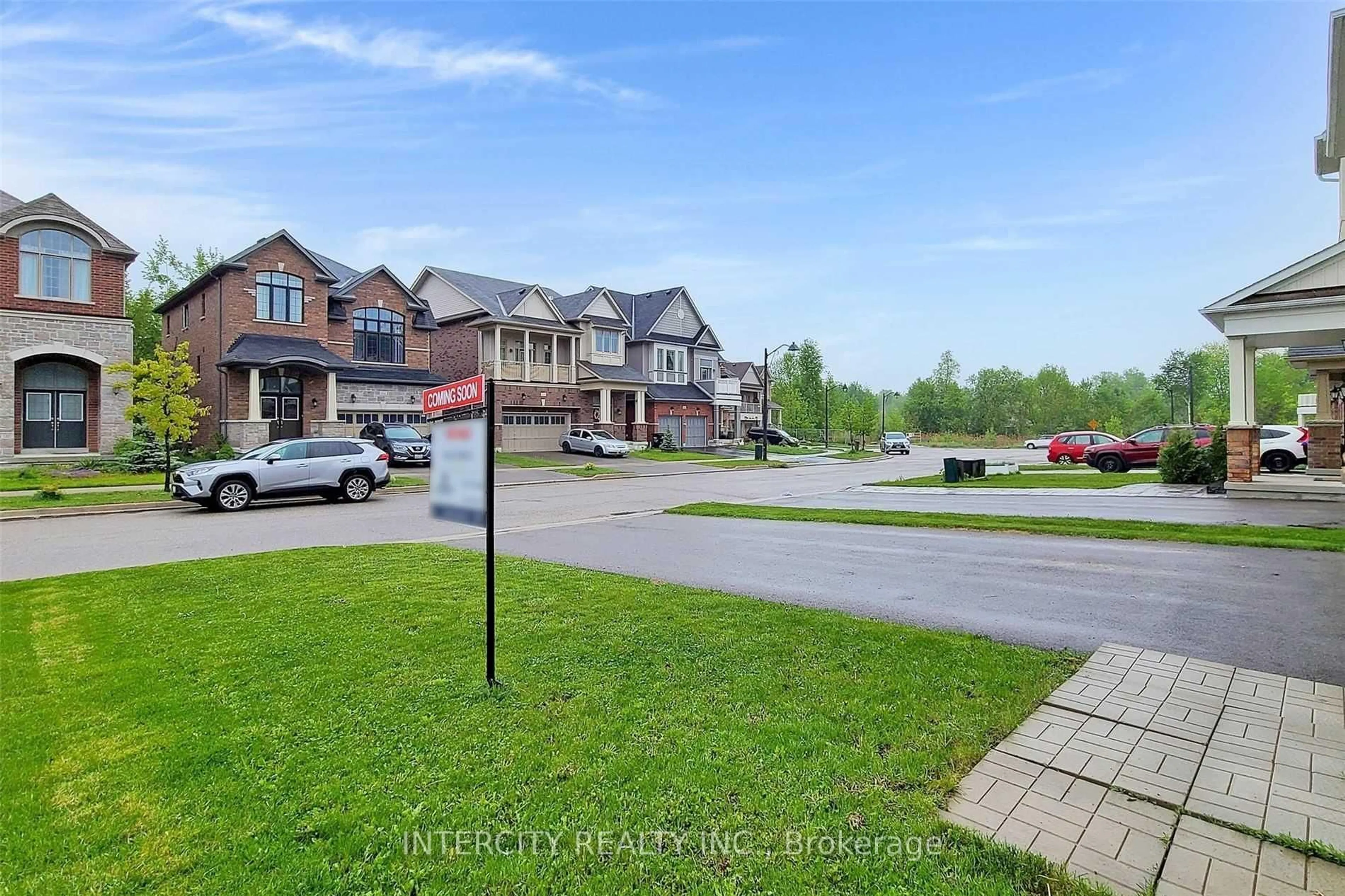 A pic from outside/outdoor area/front of a property/back of a property/a pic from drone, street for 1017 Abram Crt, Innisfil Ontario L9S 0K3
