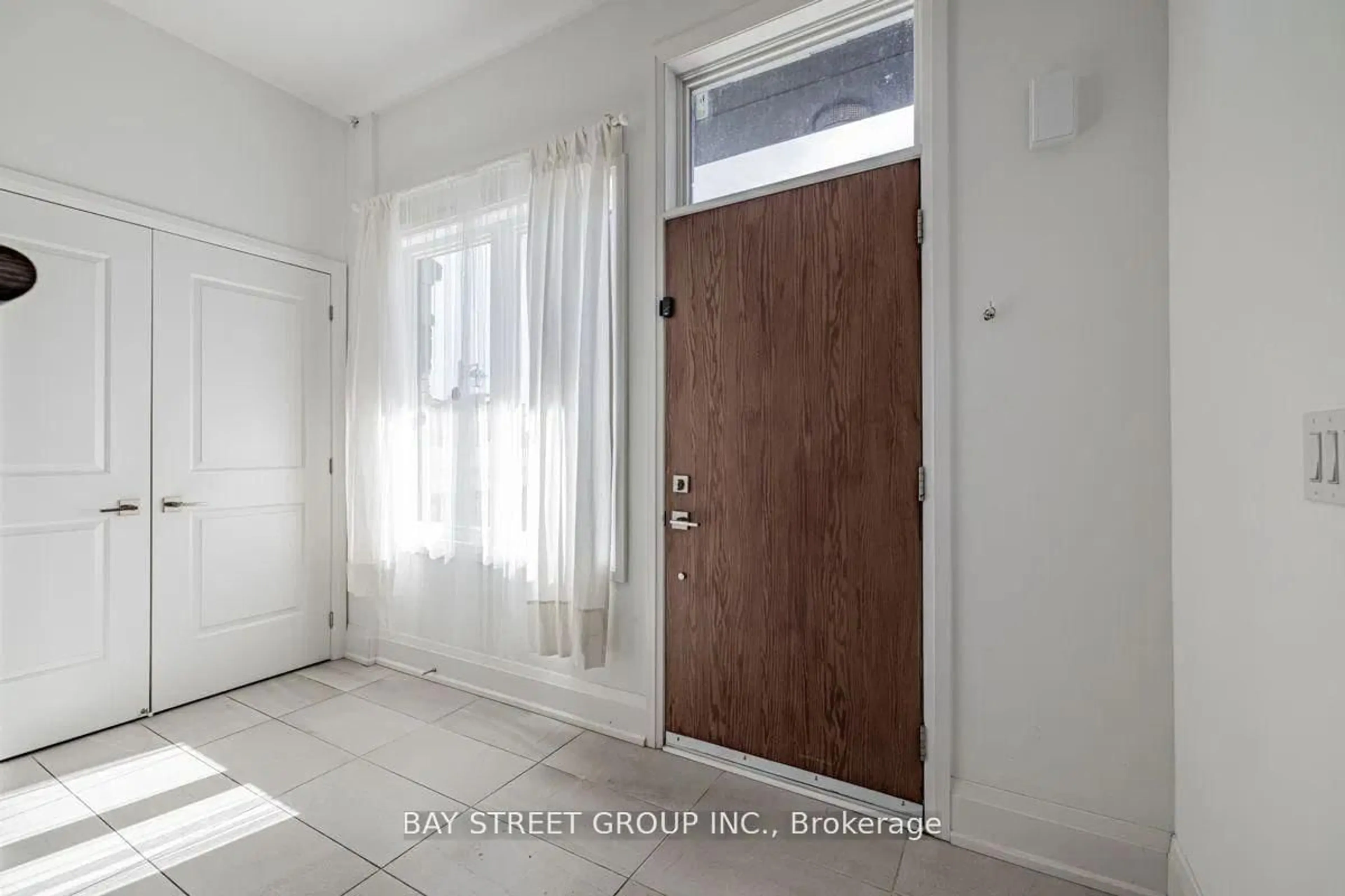 Indoor entryway for 386 Highway 7 E N/A #TH8, Richmond Hill Ontario L4B 0G5