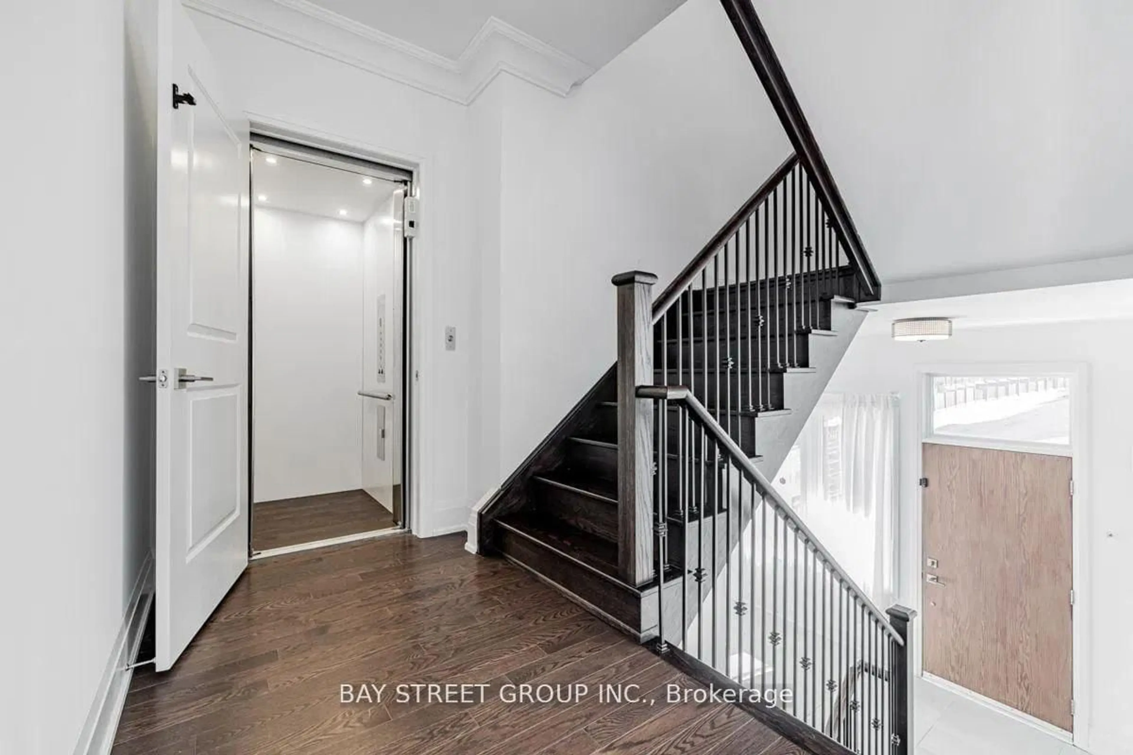 Indoor entryway for 386 Highway 7 E N/A #TH8, Richmond Hill Ontario L4B 0G5