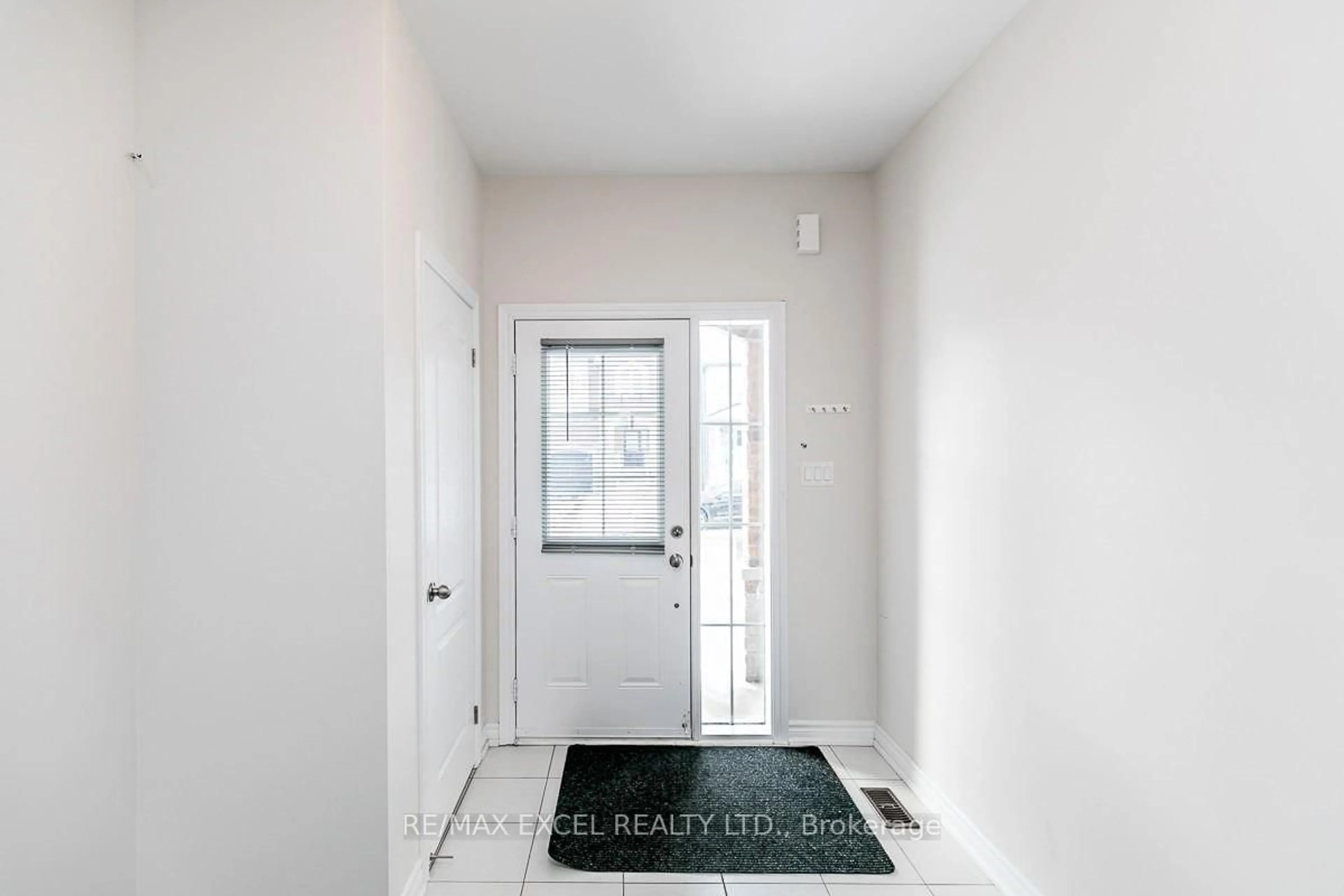 Indoor entryway for 1150 Peelar Cres, Innisfil Ontario L0L 1W0