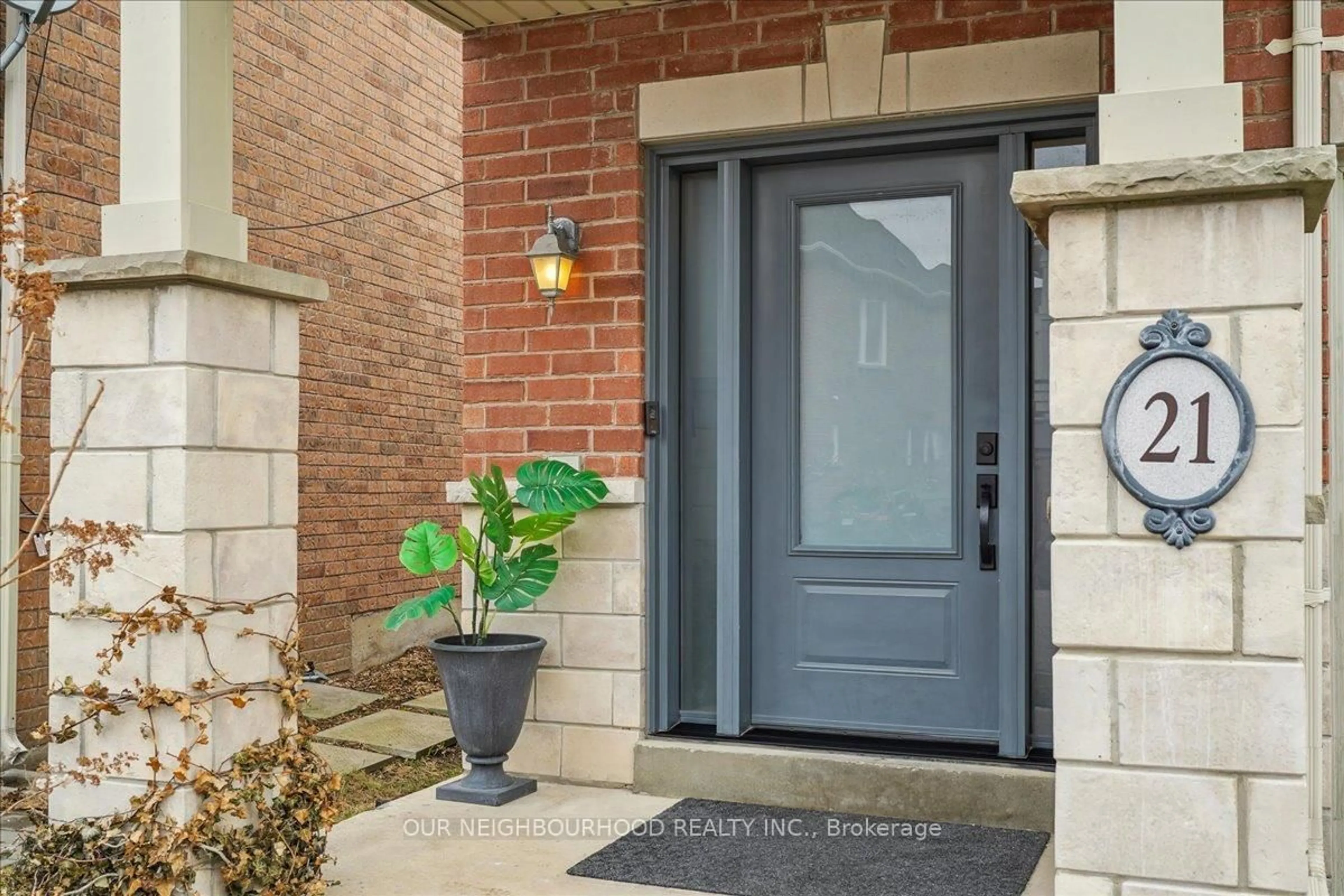 Indoor entryway for 21 Latitude Lane, Whitchurch-Stouffville Ontario L4A 0T1