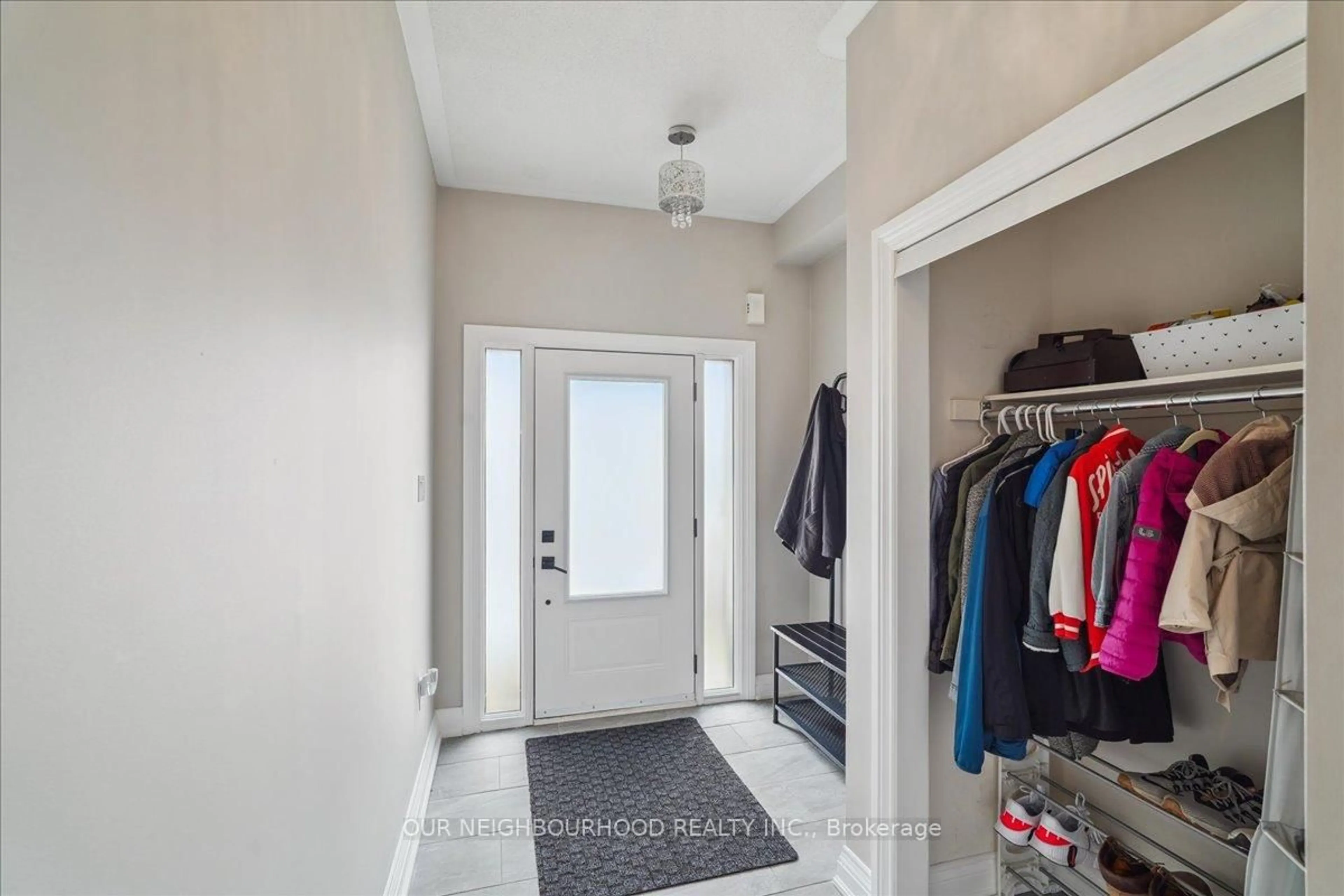 Indoor entryway for 21 Latitude Lane, Whitchurch-Stouffville Ontario L4A 0T1