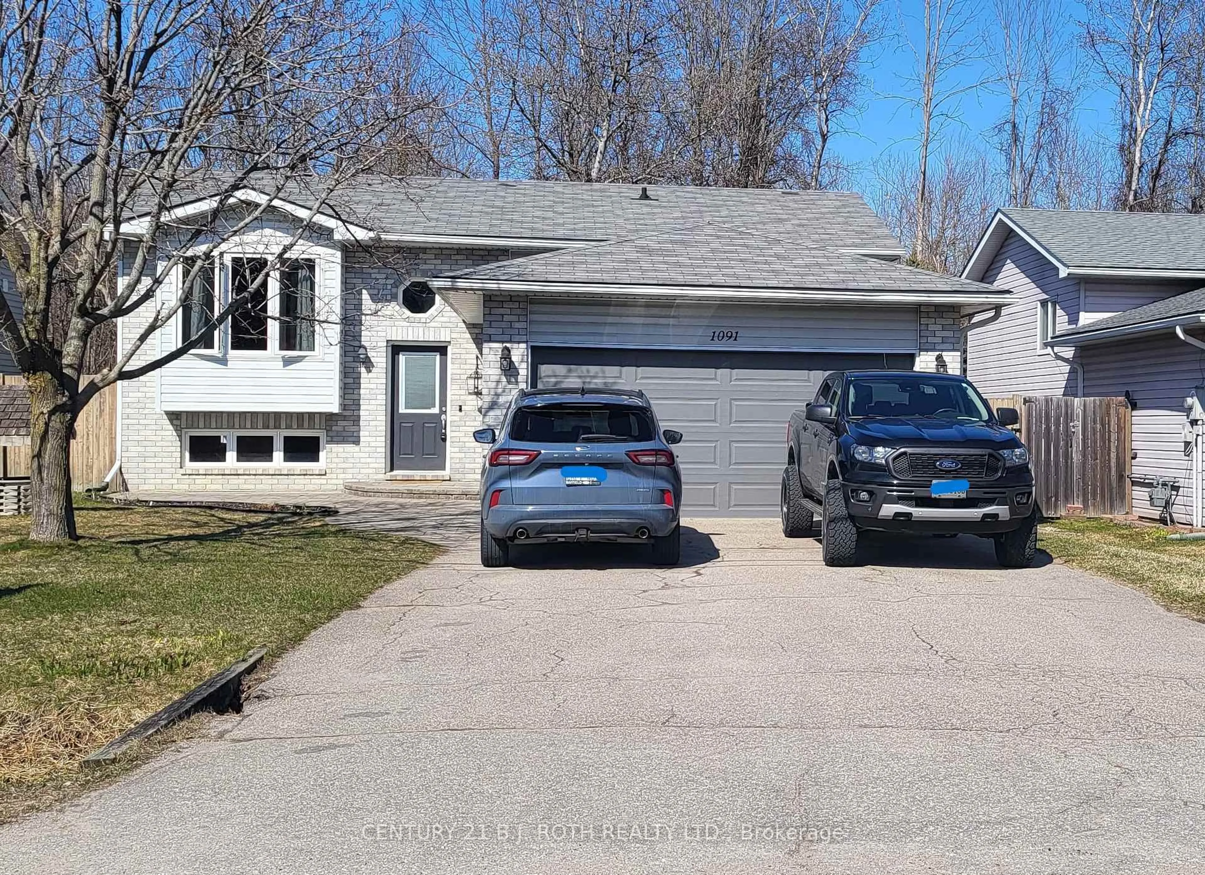 Home with vinyl exterior material, street for 1091 Arnold St, Innisfil Ontario L0L 1W0
