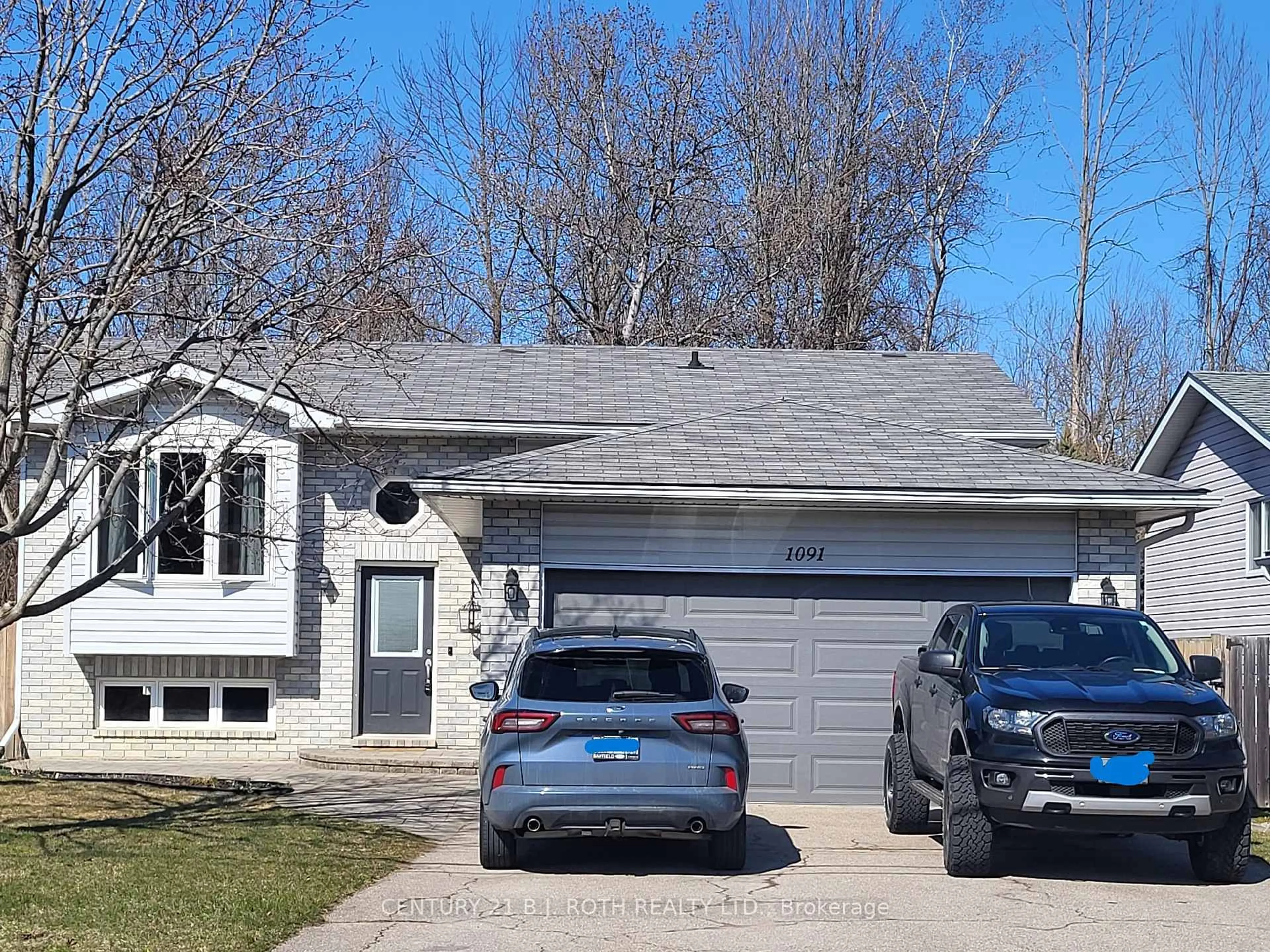 Home with vinyl exterior material, street for 1091 Arnold St, Innisfil Ontario L0L 1W0