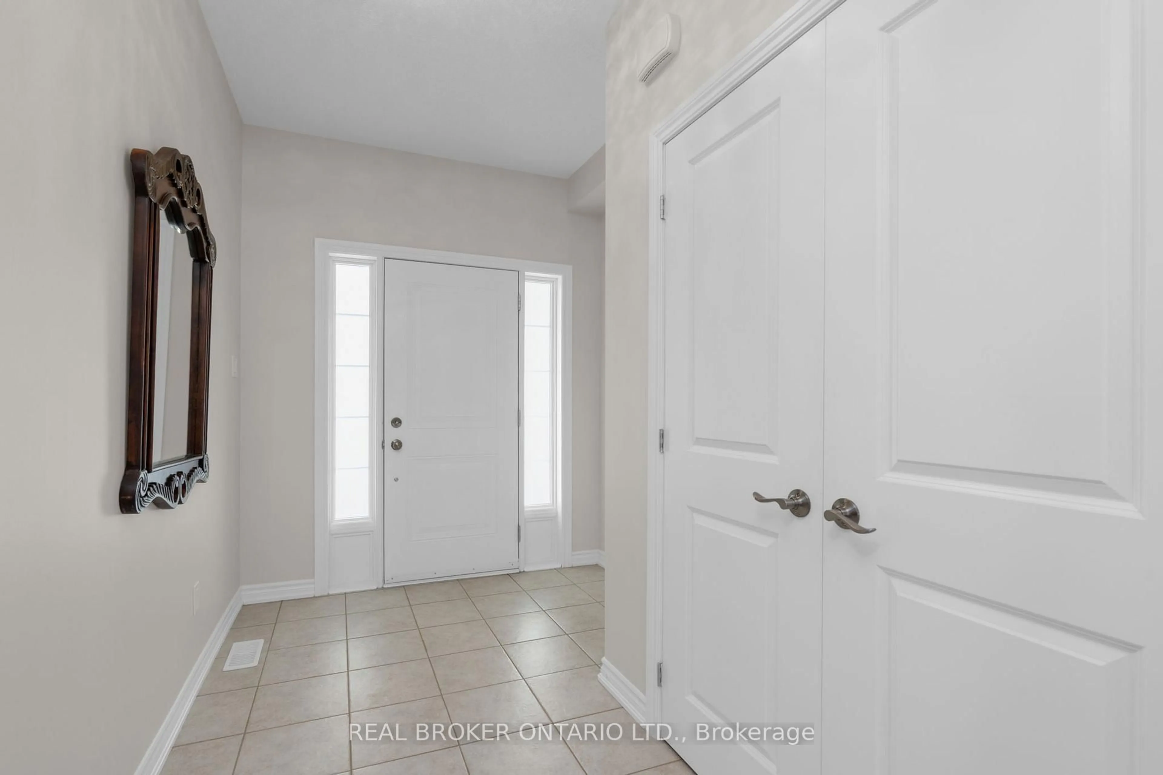 Indoor entryway for 14 Jones St, New Tecumseth Ontario L9R 0C1