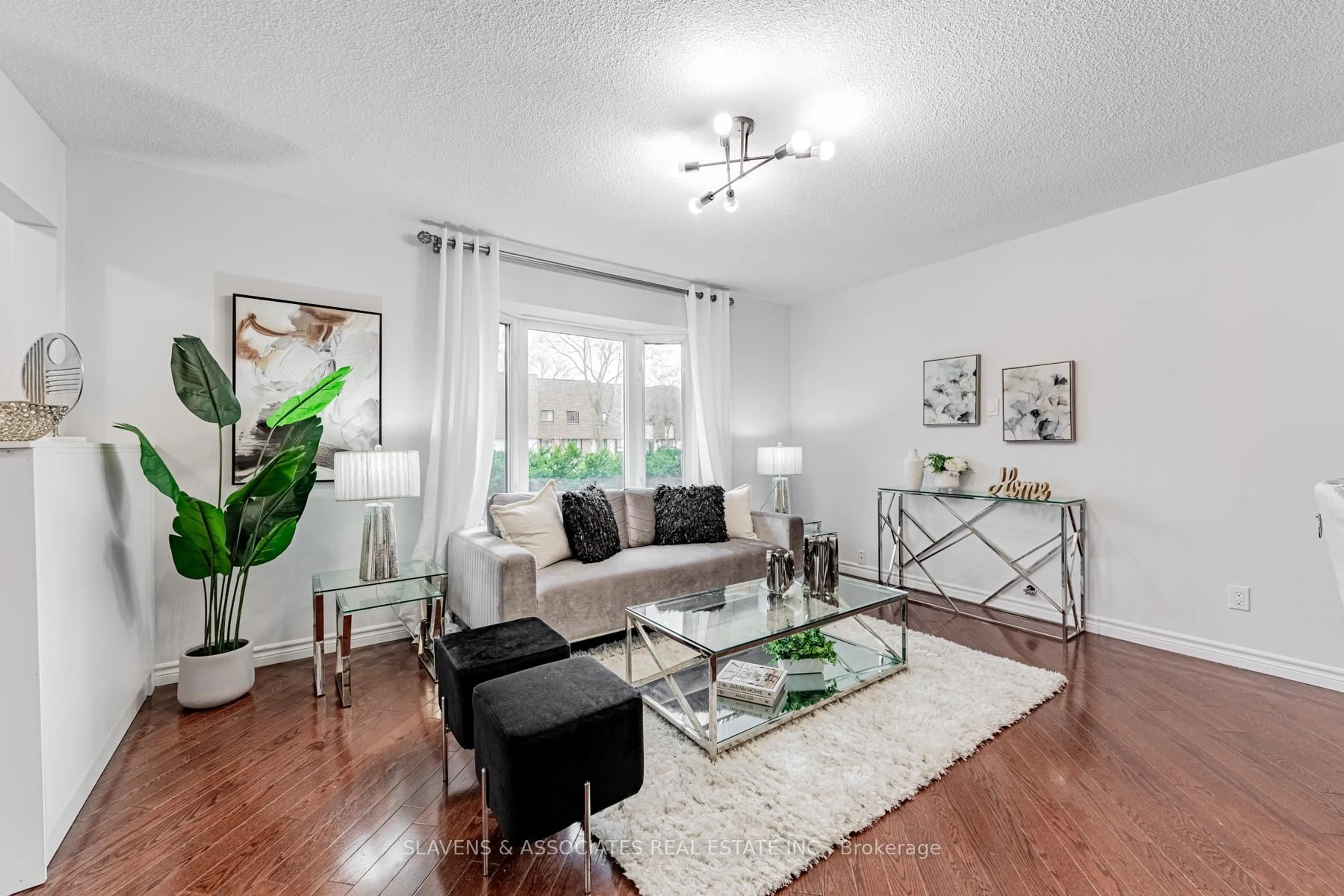 Living room with furniture, wood/laminate floor for 188 Springhead Gdns, Richmond Hill Ontario L4C 5C6