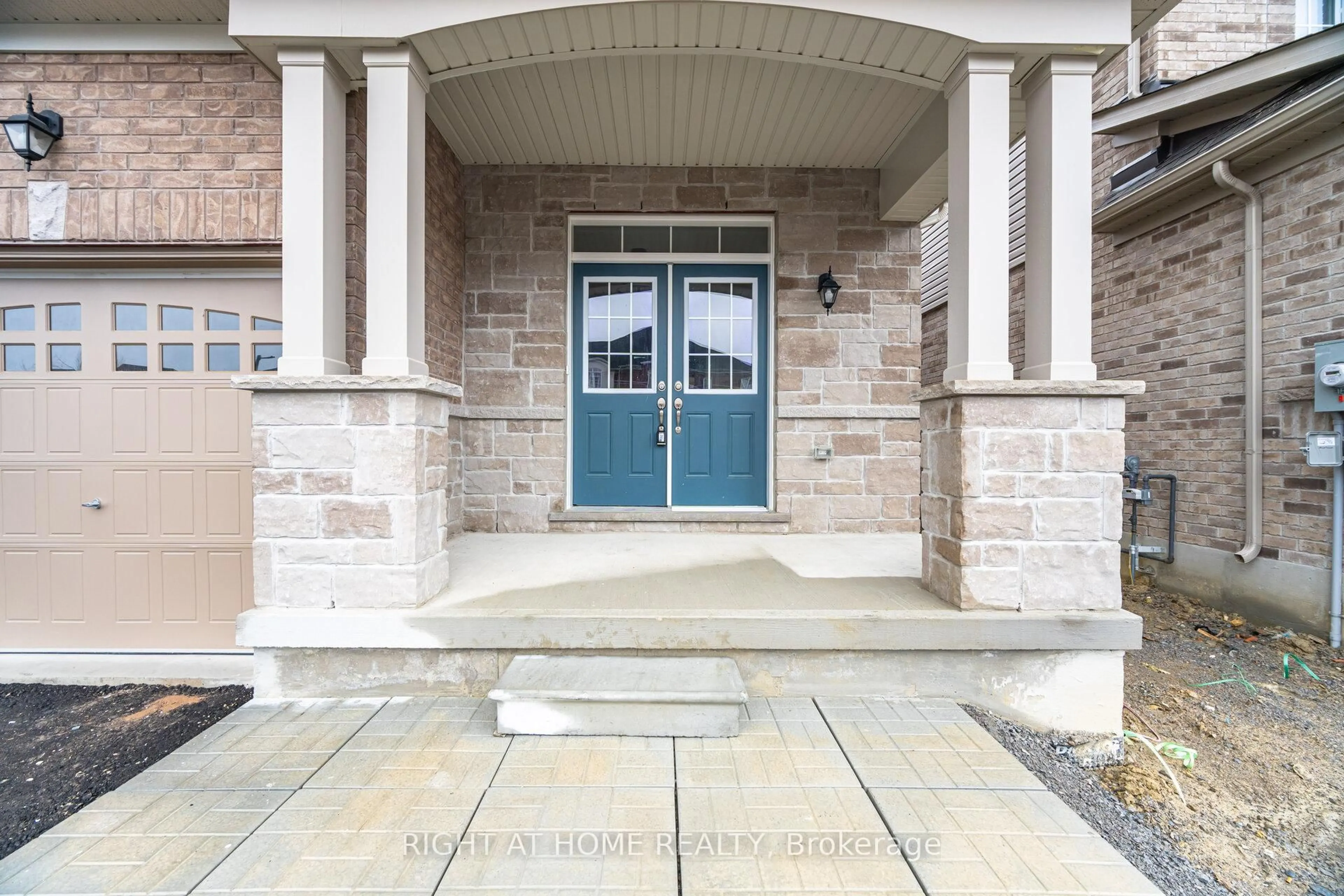 Indoor entryway for 125 Cliff Thompson Crt, Georgina Ontario L0E 1R0