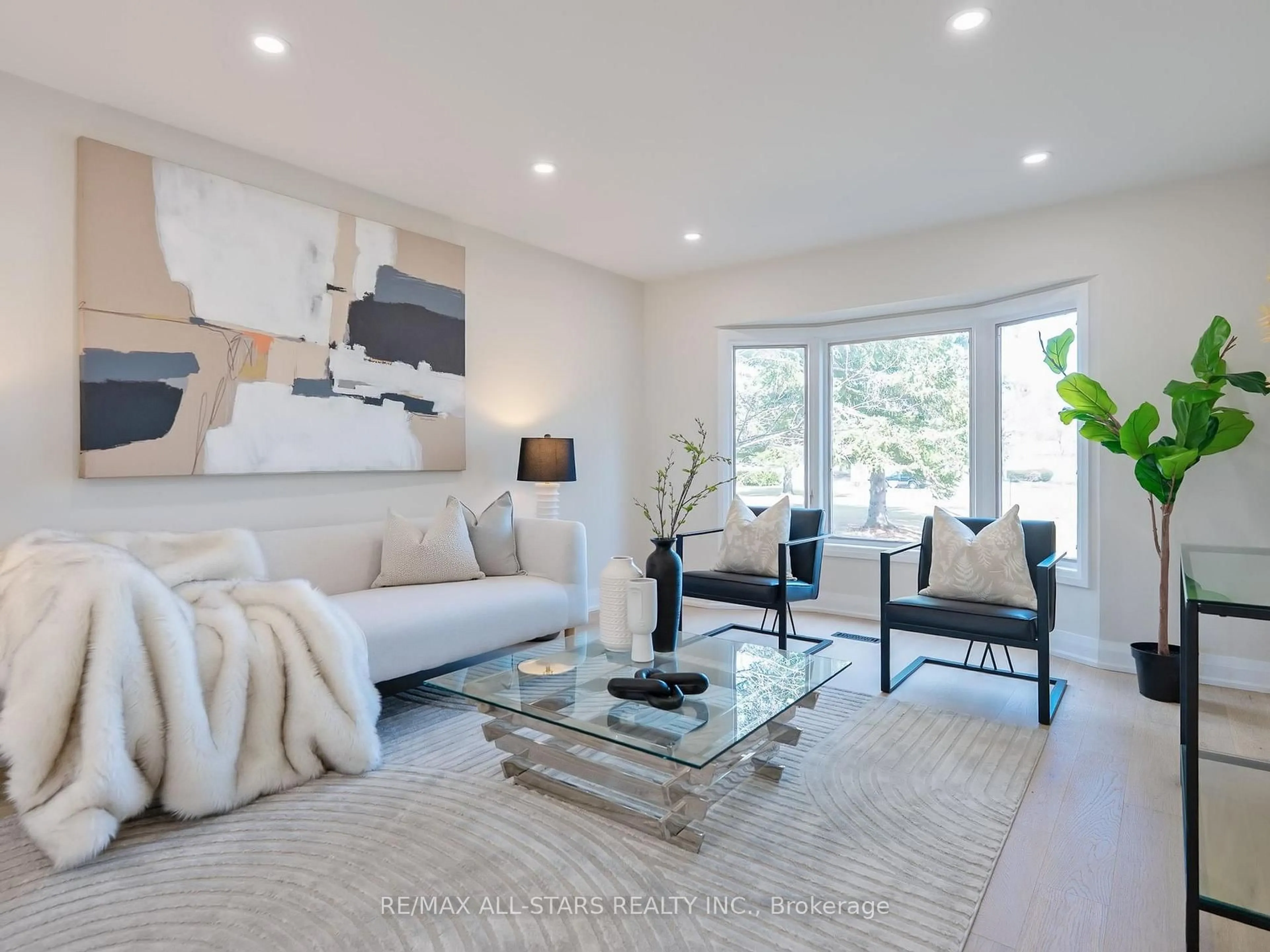 Living room with furniture, unknown for 19 Sleepy Hollow Lane, Whitchurch-Stouffville Ontario L4A 3G7
