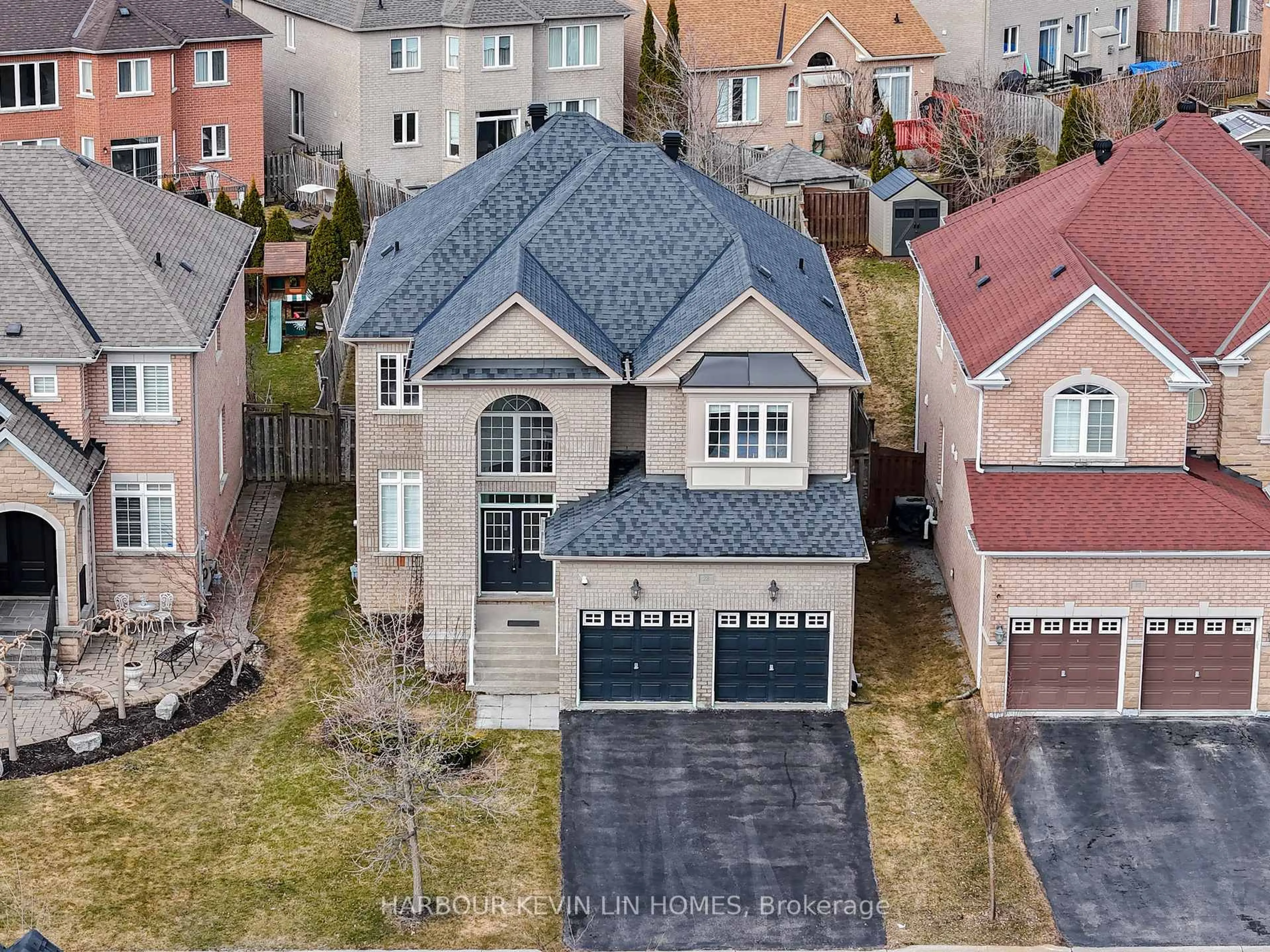 A pic from outside/outdoor area/front of a property/back of a property/a pic from drone, street for 28 Grange Dr, Richmond Hill Ontario L4E 4T1