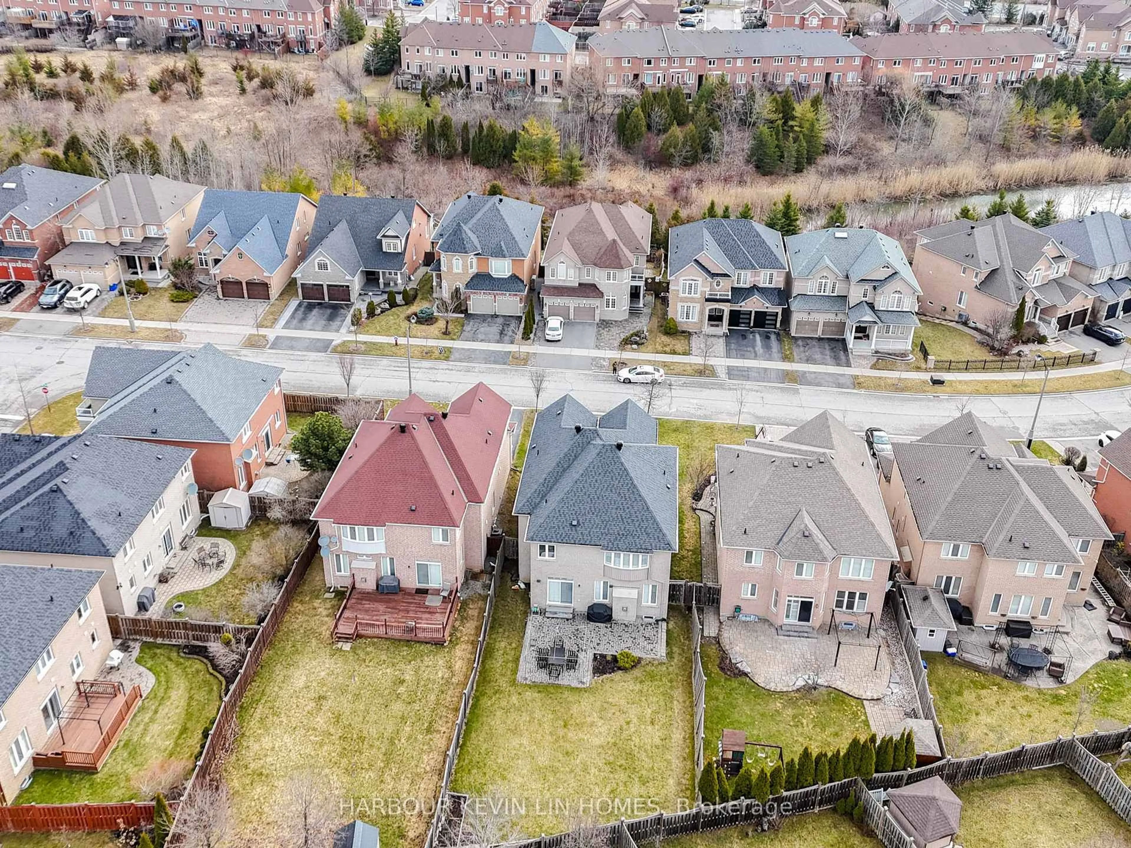A pic from outside/outdoor area/front of a property/back of a property/a pic from drone, street for 28 Grange Dr, Richmond Hill Ontario L4E 4T1