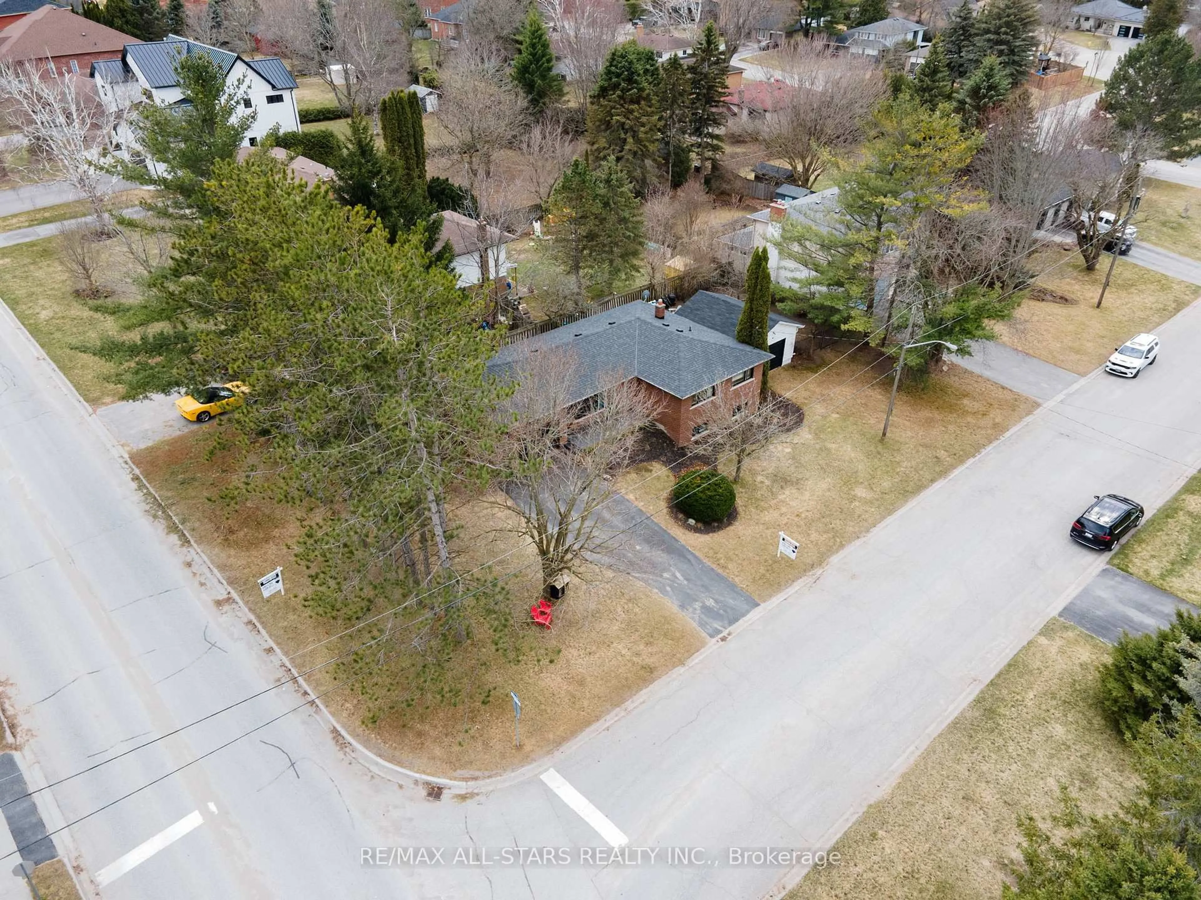 A pic from outside/outdoor area/front of a property/back of a property/a pic from drone, street for 12 Joseph St, Uxbridge Ontario L9P 1H8