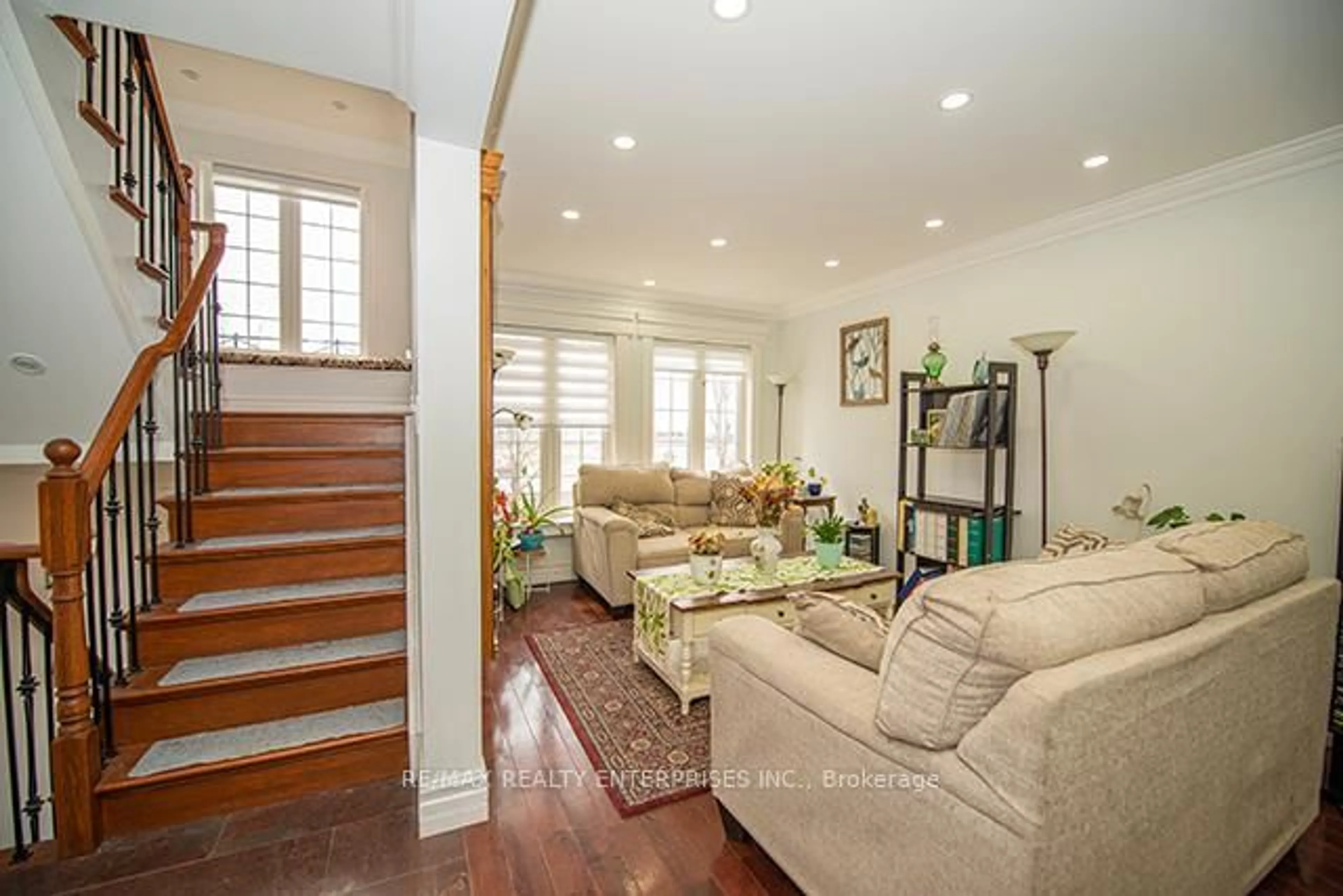 Living room with furniture, unknown for 117 Sassafras Circ, Vaughan Ontario L4J 8M9