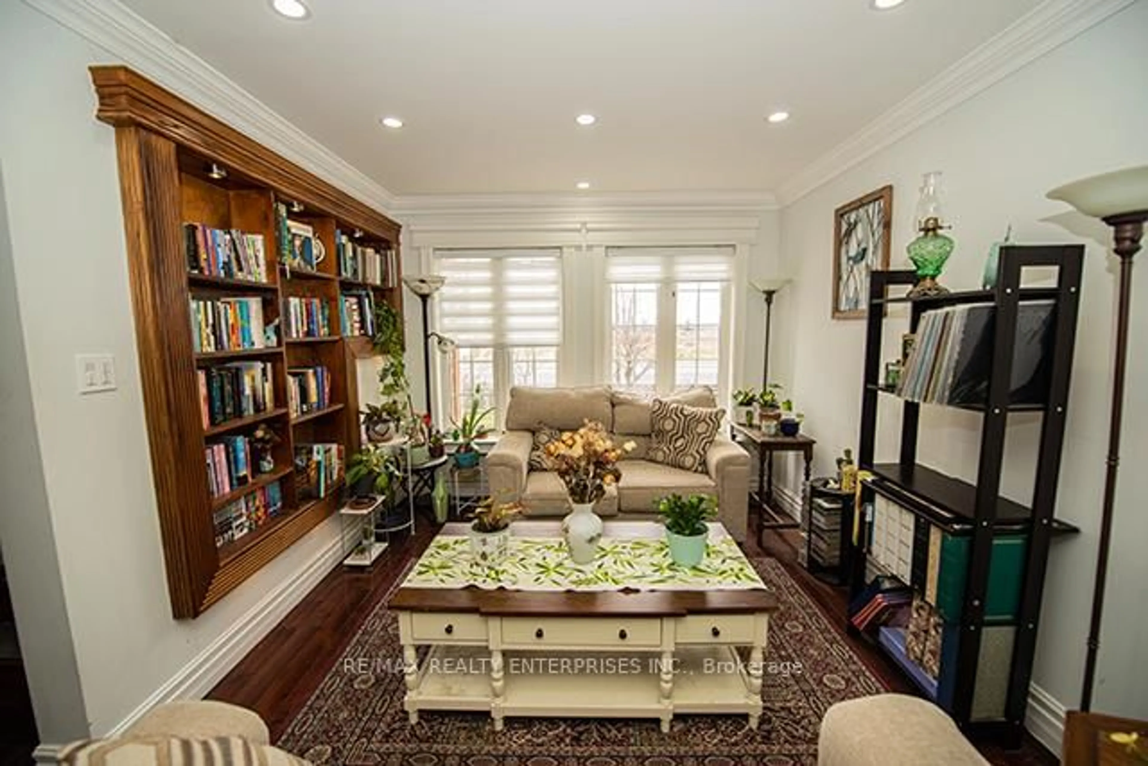 Living room with furniture, unknown for 117 Sassafras Circ, Vaughan Ontario L4J 8M9