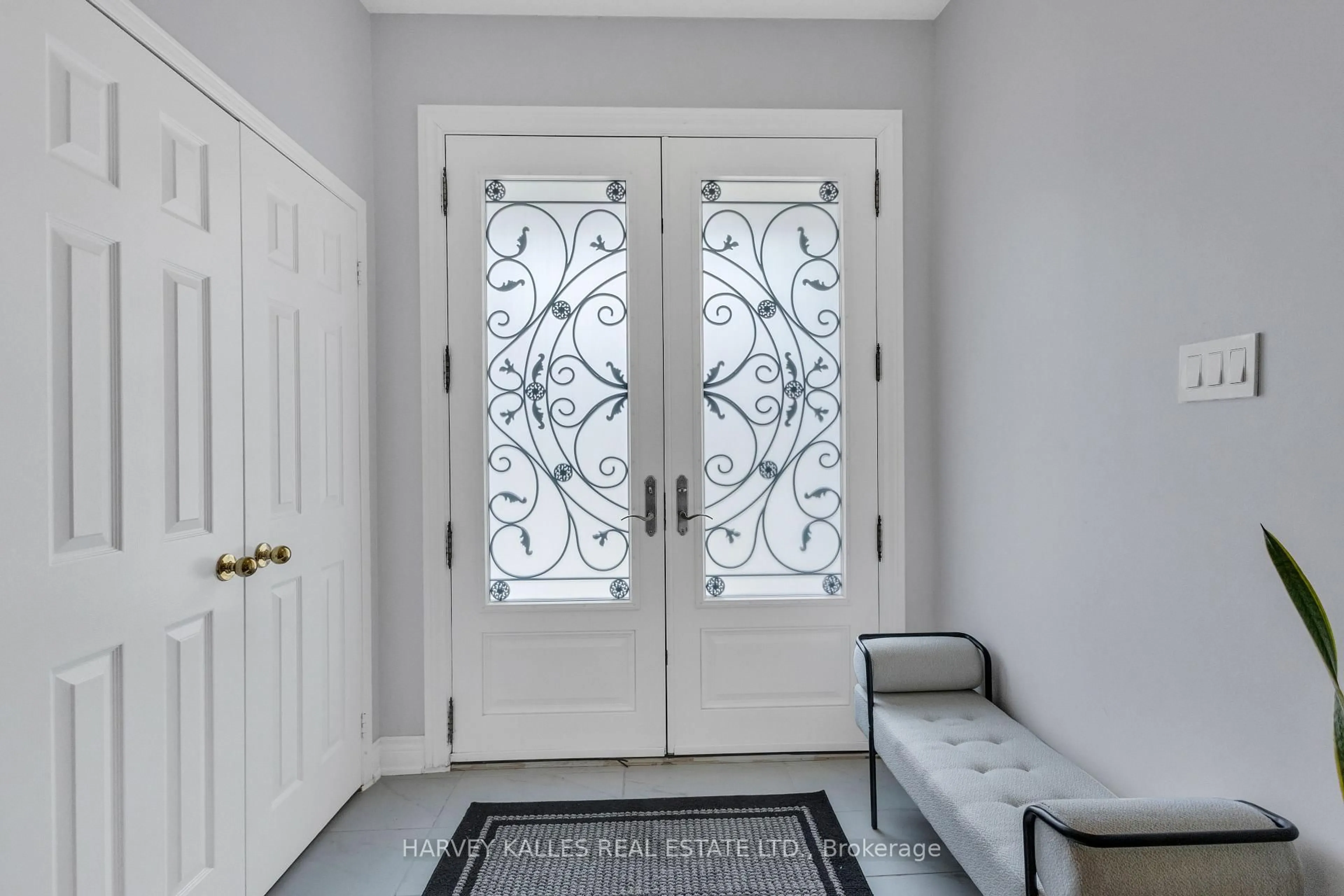 Indoor entryway for 222 Kemano Rd, Aurora Ontario L4G 4Y9